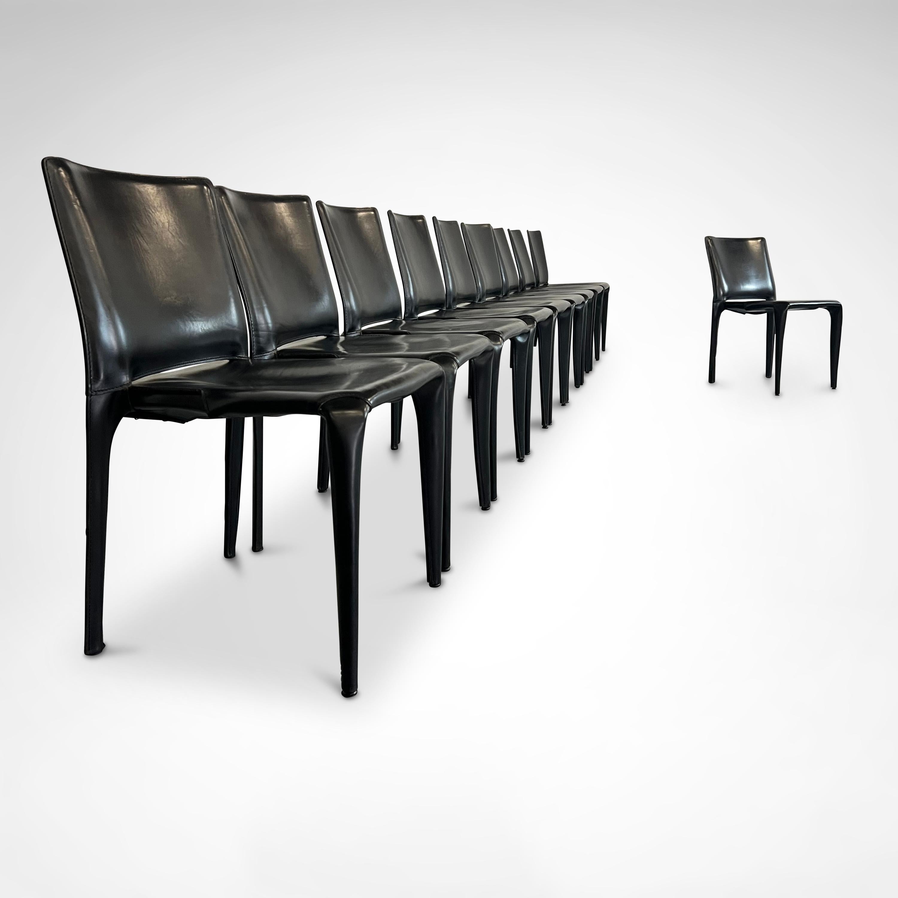 Set di rare sedie da pranzo Bull di Mario Bellini per Cassina.

Da non confondere con la serie Bull di Cassina del 1987, disegnata da Gianfranco Frattini, le sedie Bull sono state introdotte negli anni '90 da Cassina e disegnate da Mario Bellini e