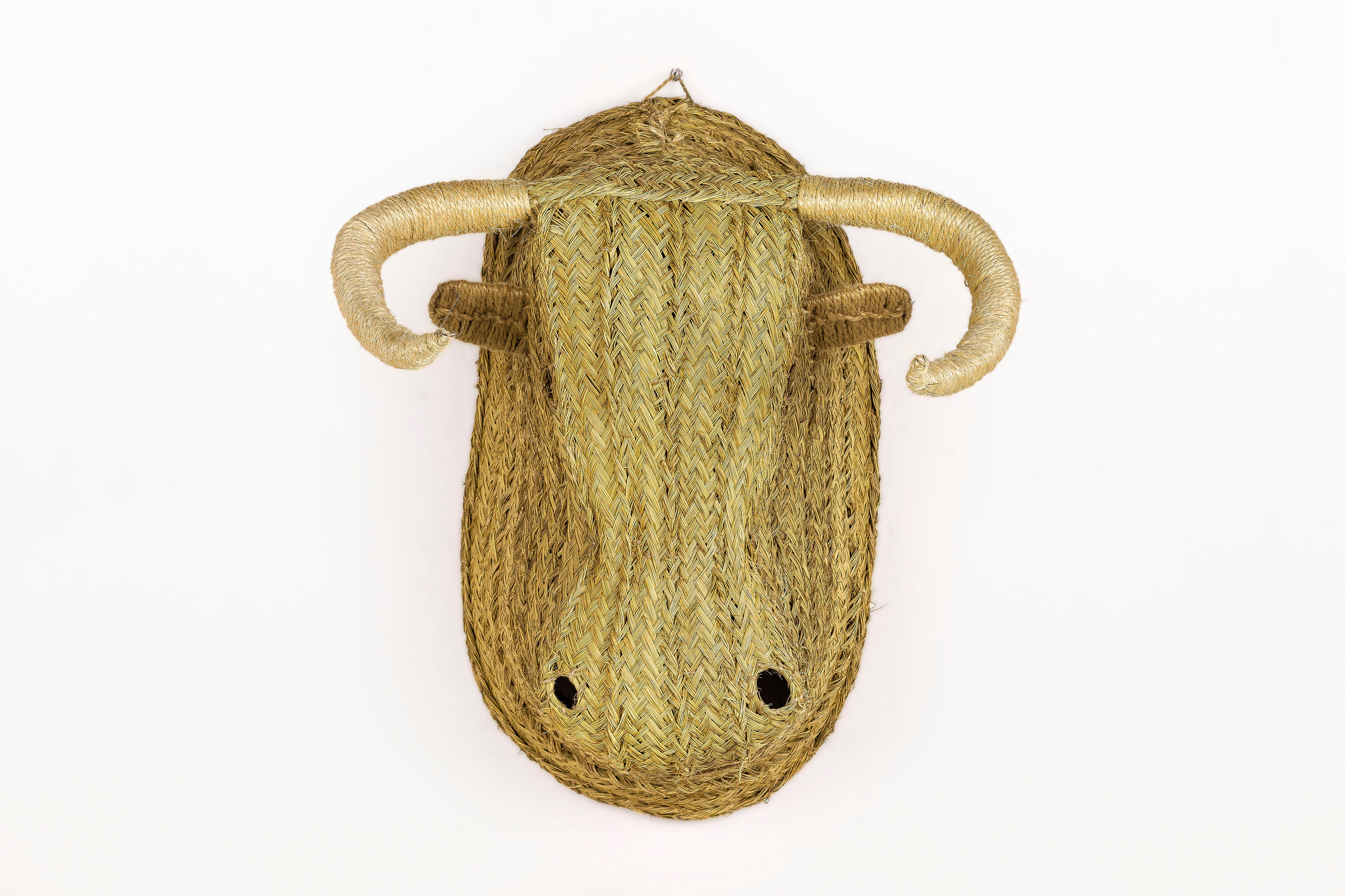 Bull head wall sculpture.
Made with straw.
True to size bull head.
Fantastic detailing throughout,
circa 2000, Spain.
Very good vintage condition.