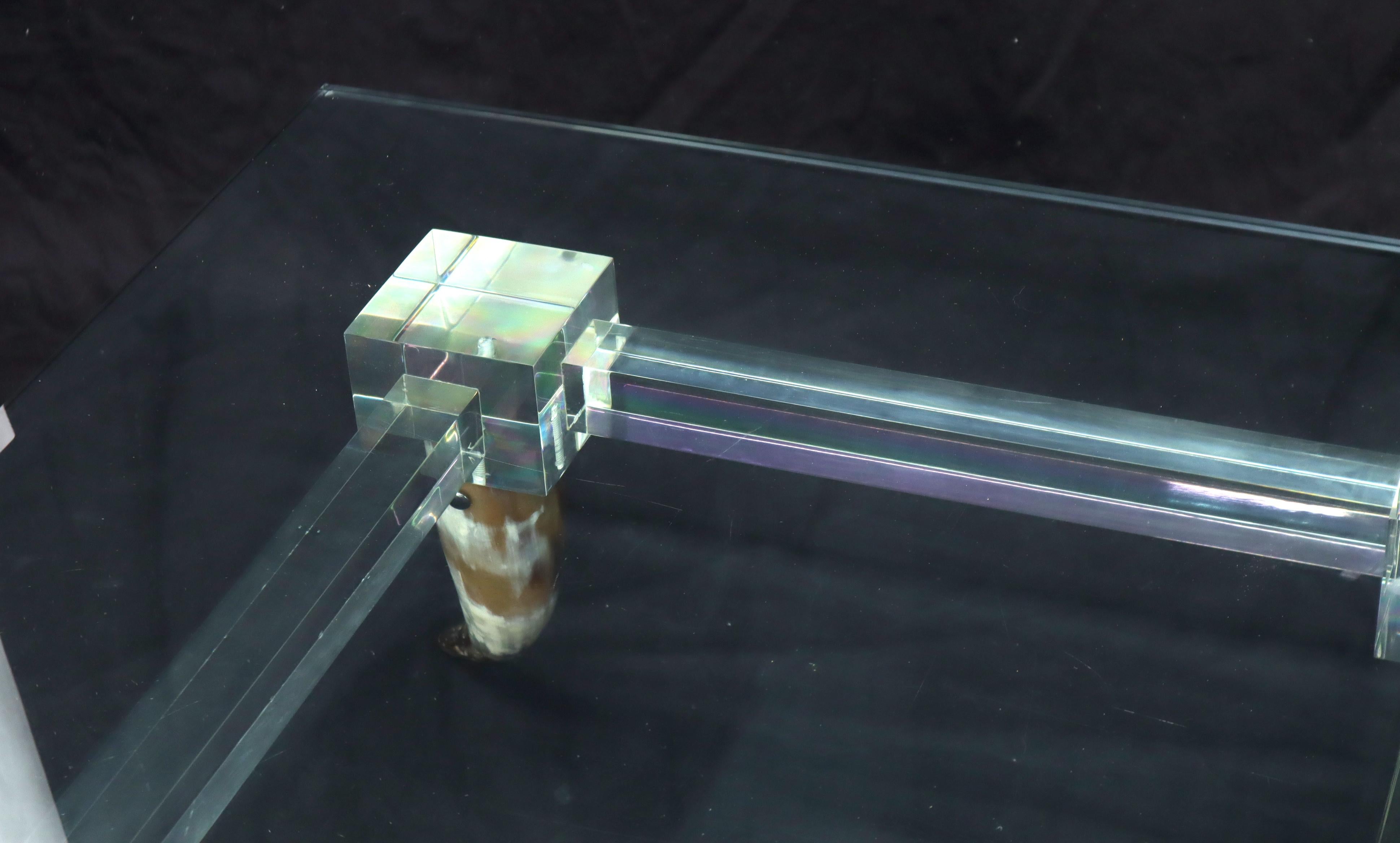 Table basse en forme de cornes de taureau à pattes allongées en lucite:: base carrée à dessus en verre en vente 5