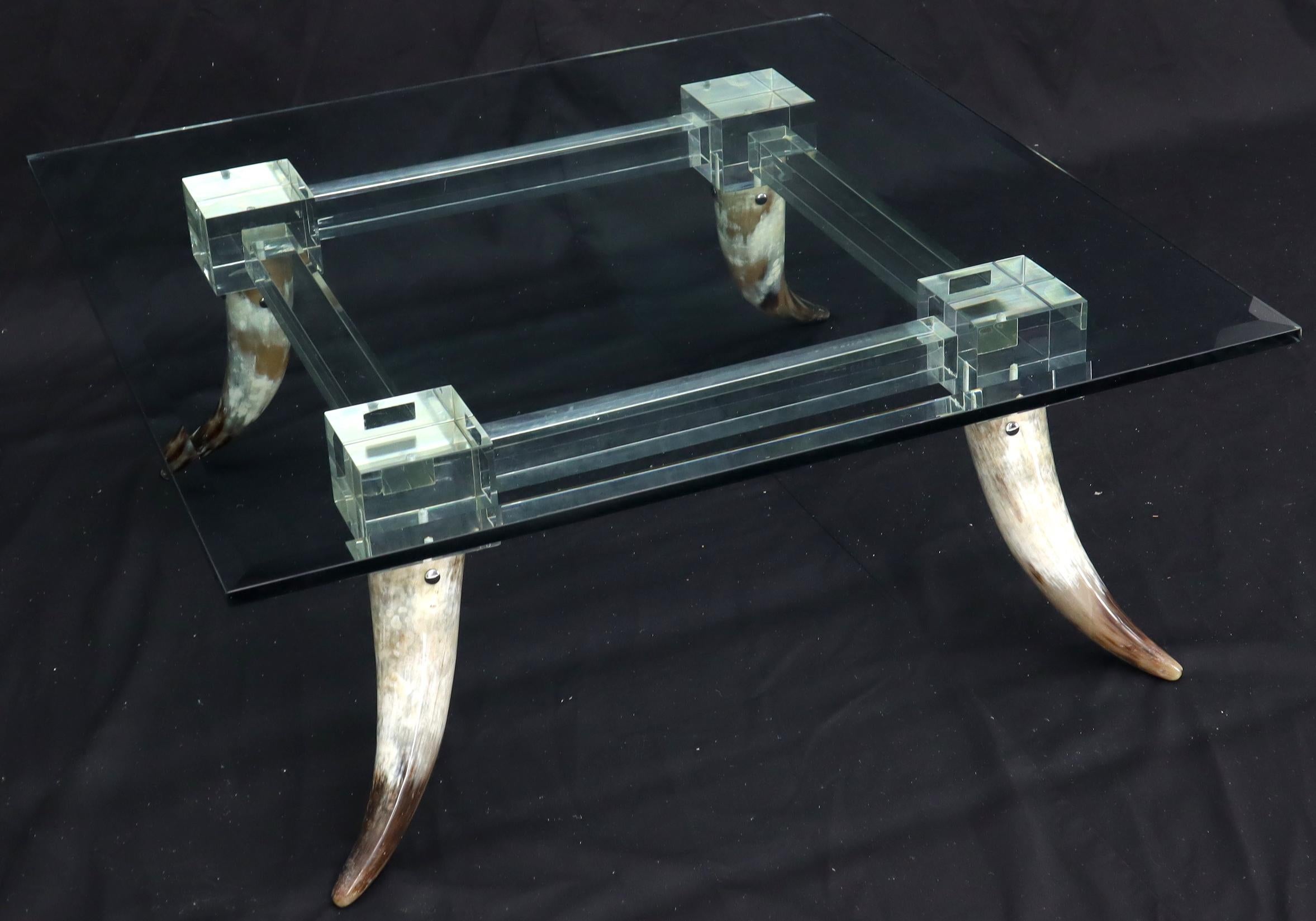 Bull Horns Shaped to Legs Lucite Stretchers Base Square Glass Top Couchtisch (Moderne der Mitte des Jahrhunderts) im Angebot