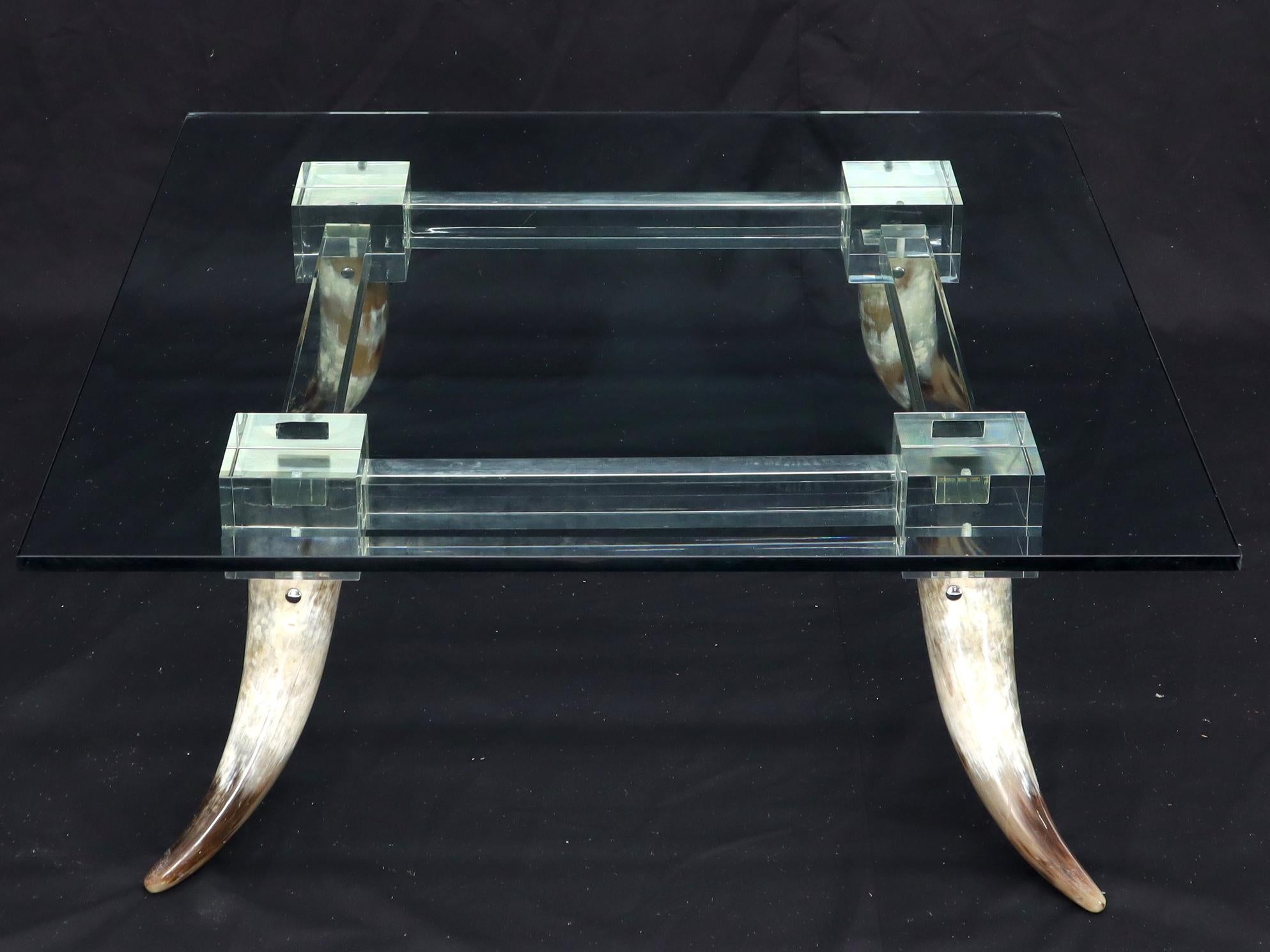 Bull Horns Shaped to Legs Lucite Stretchers Base Square Glass Top Couchtisch (amerikanisch) im Angebot