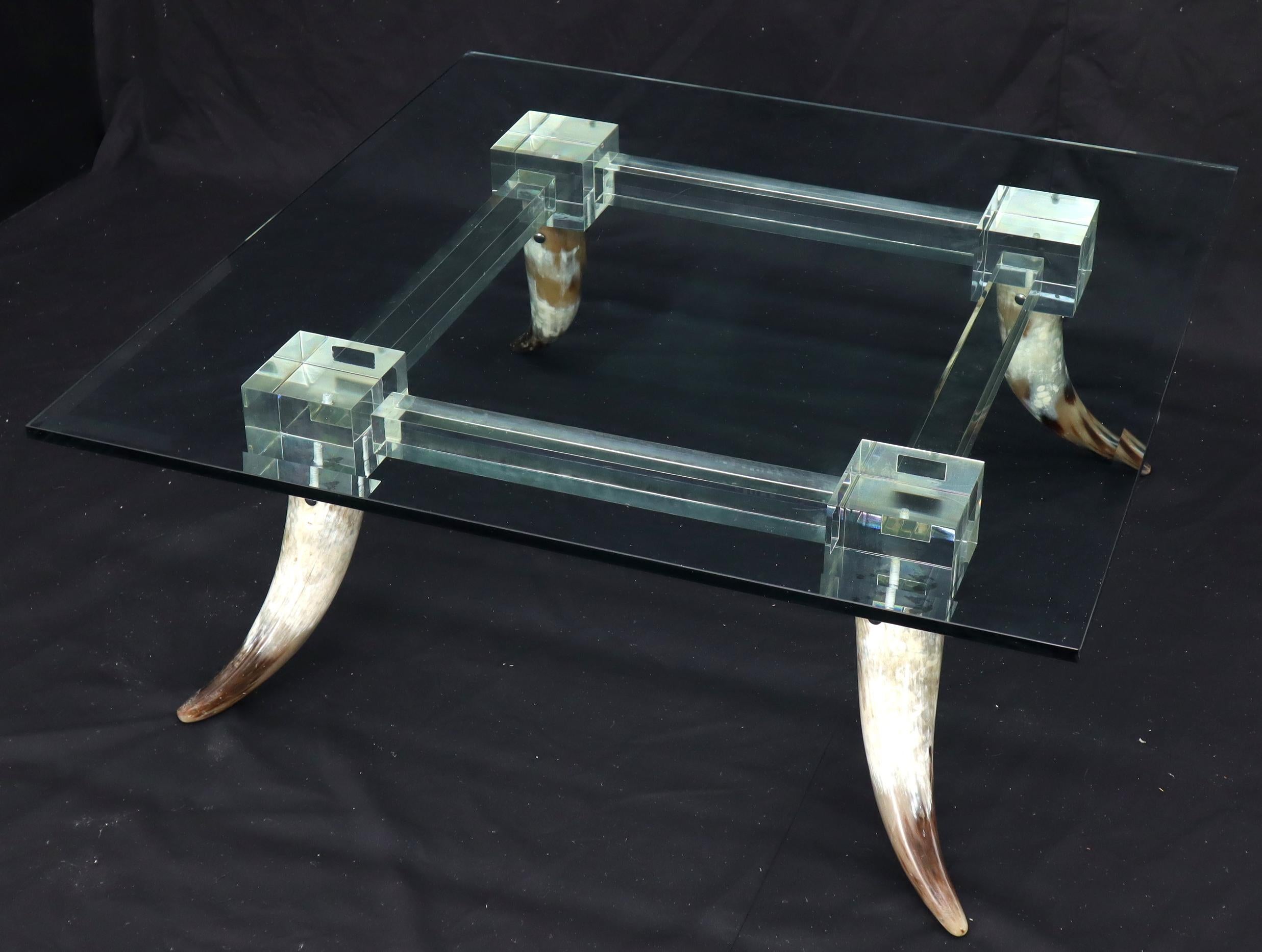 Bull Horns Shaped to Legs Lucite Stretchers Base Square Glass Top Couchtisch im Zustand „Gut“ im Angebot in Rockaway, NJ