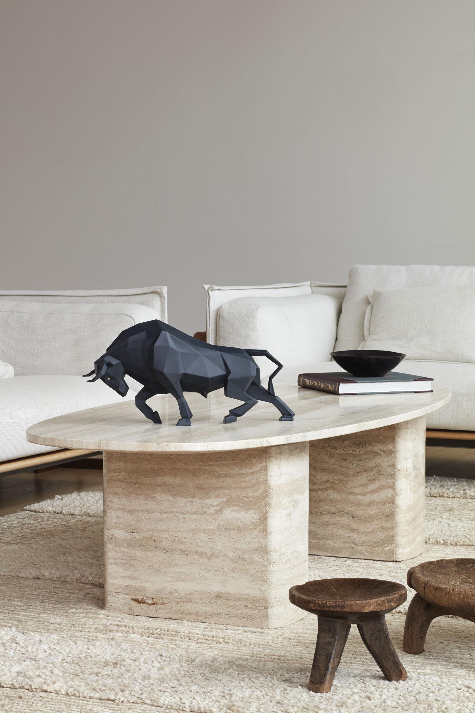 Scultura in porcellana raffigurante un toro, dalla collezione Origami. Una creazione che ritrae un toro nella sua tipica posa mentre si prepara alla carica. Fa parte della collezione Origami che offre una visione geometrica e concettuale del regno