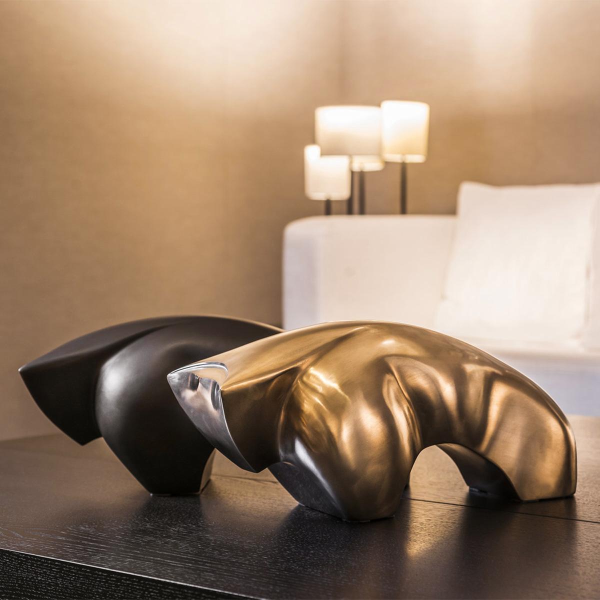 XXIe siècle et contemporain Sculpture de taureau en bronze poli en vente