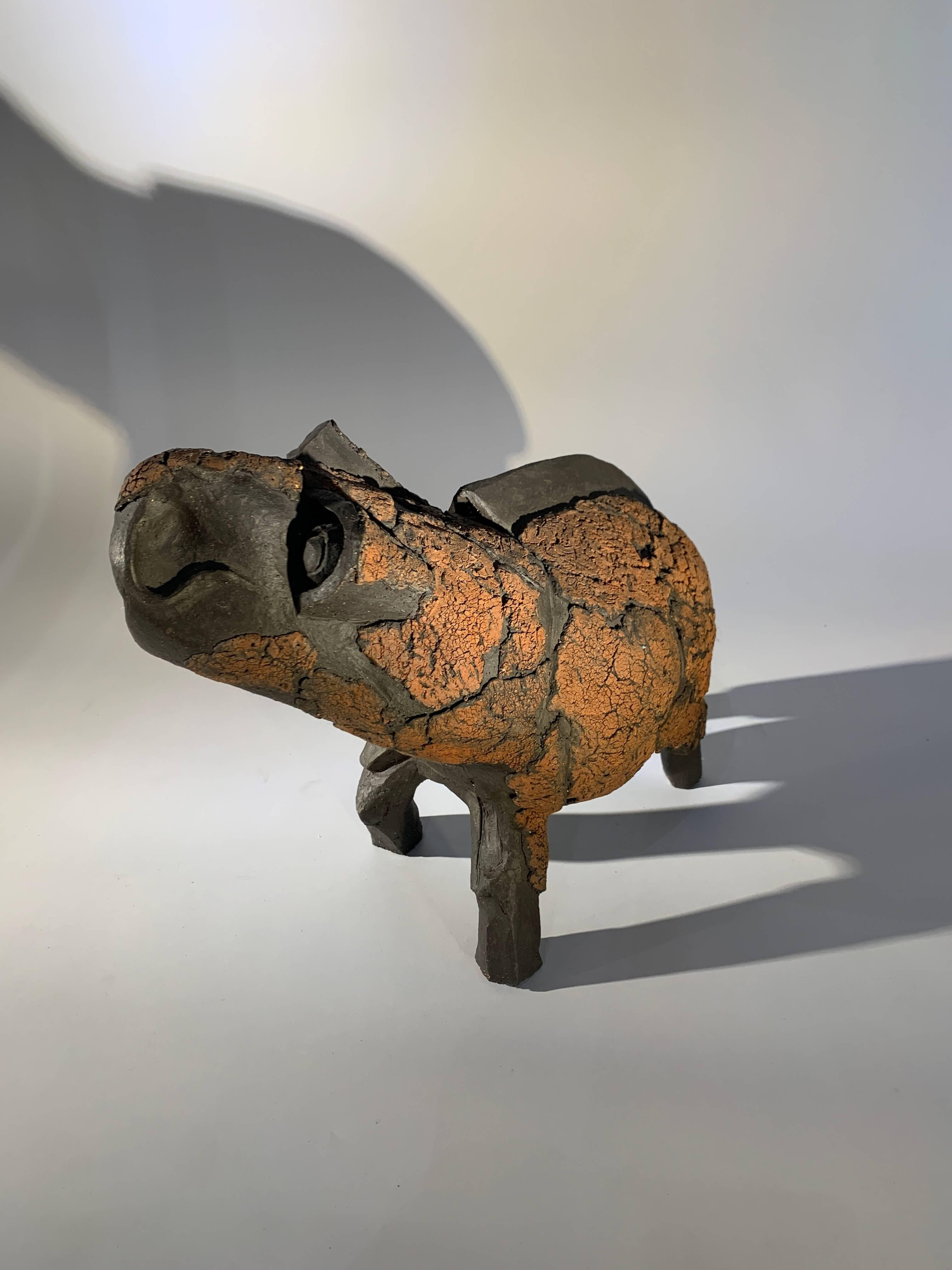 Sculpture intéressante : une belle pièce en céramique et raku, faite à la main par l'artiste. Cette pièce unique est le fruit de son talent créatif, signée et en parfait état.

DIMENSIONS : H 31cm x L 40cm x P 20cm

Belgique, vers 1975

