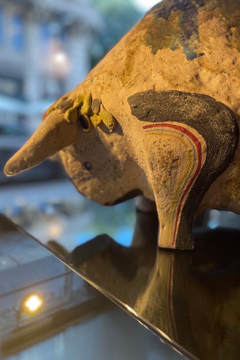 Sculpture de taureau signée I Santi 1982 en vente 10