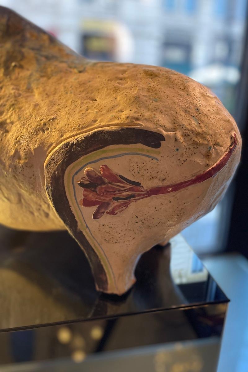 Céramique Sculpture de taureau signée I Santi 1982 en vente