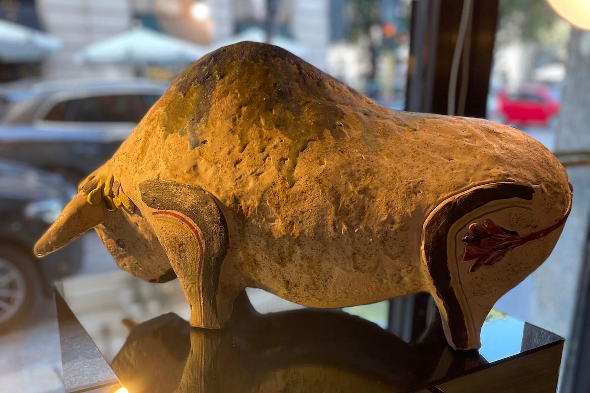 Sculpture de taureau signée I Santi 1982 en vente 1