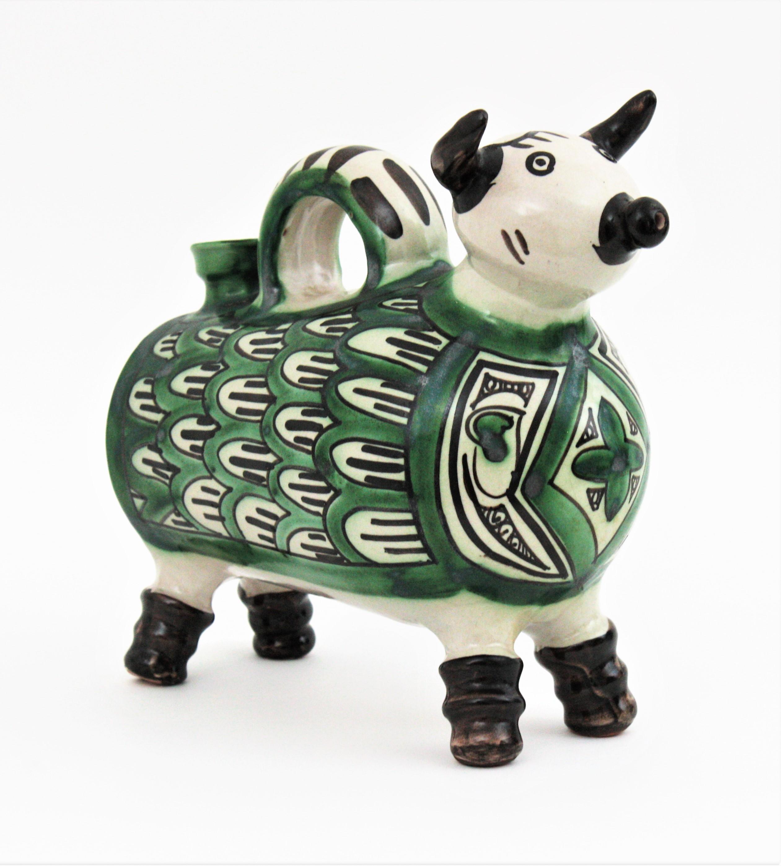 Accattivante brocca/toro in ceramica, Spagna, anni '60.
Brocca in ceramica spagnola a forma di toro con dettagli decorativi di ispirazione romanica in verde, bianco e marrone-nero.
Questo tipo di brocca tradizionale spagnola era progettata per
