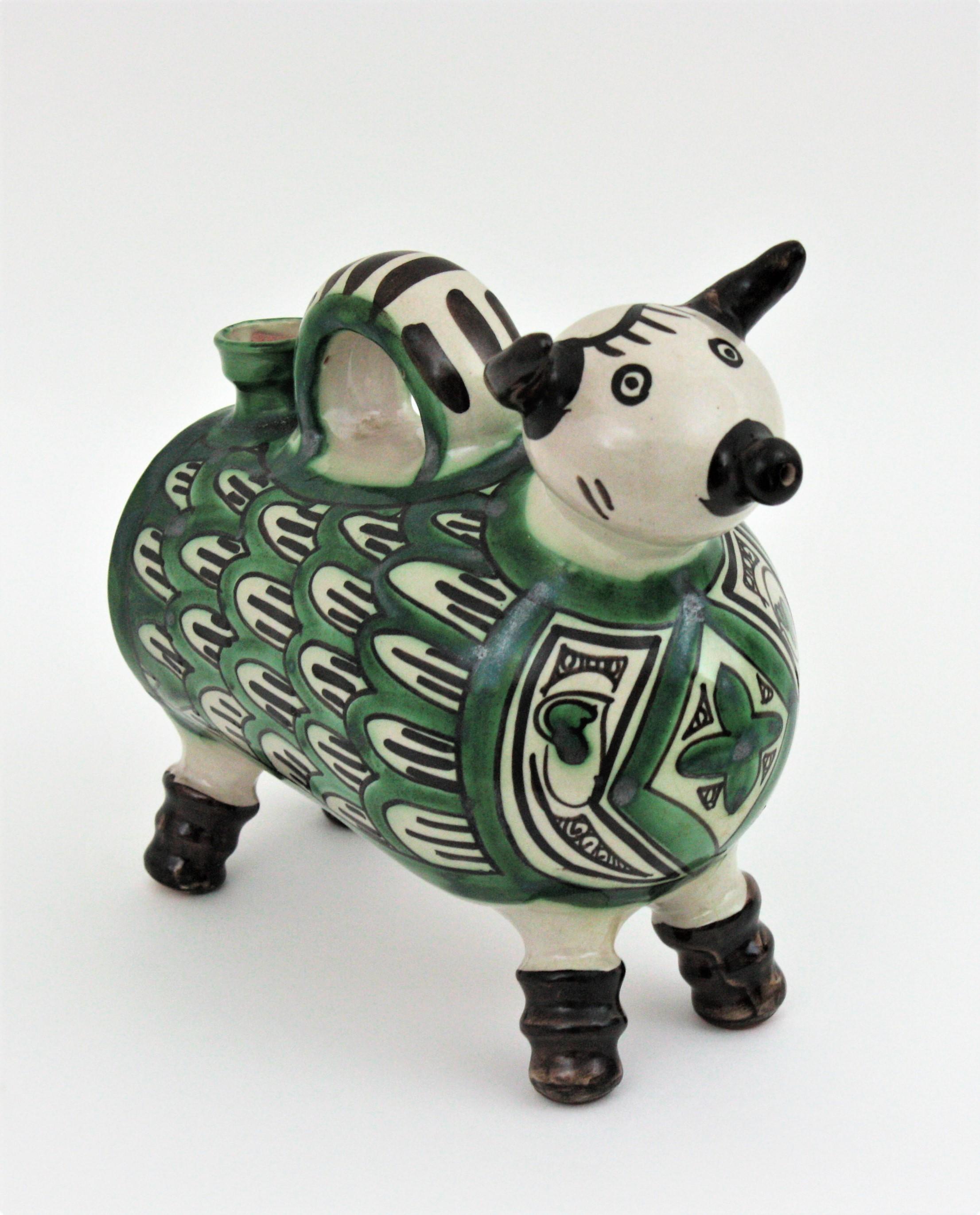 Pichet en céramique émaillée en forme de taureau, Espagne, années 1960 Excellent état - En vente à Barcelona, ES
