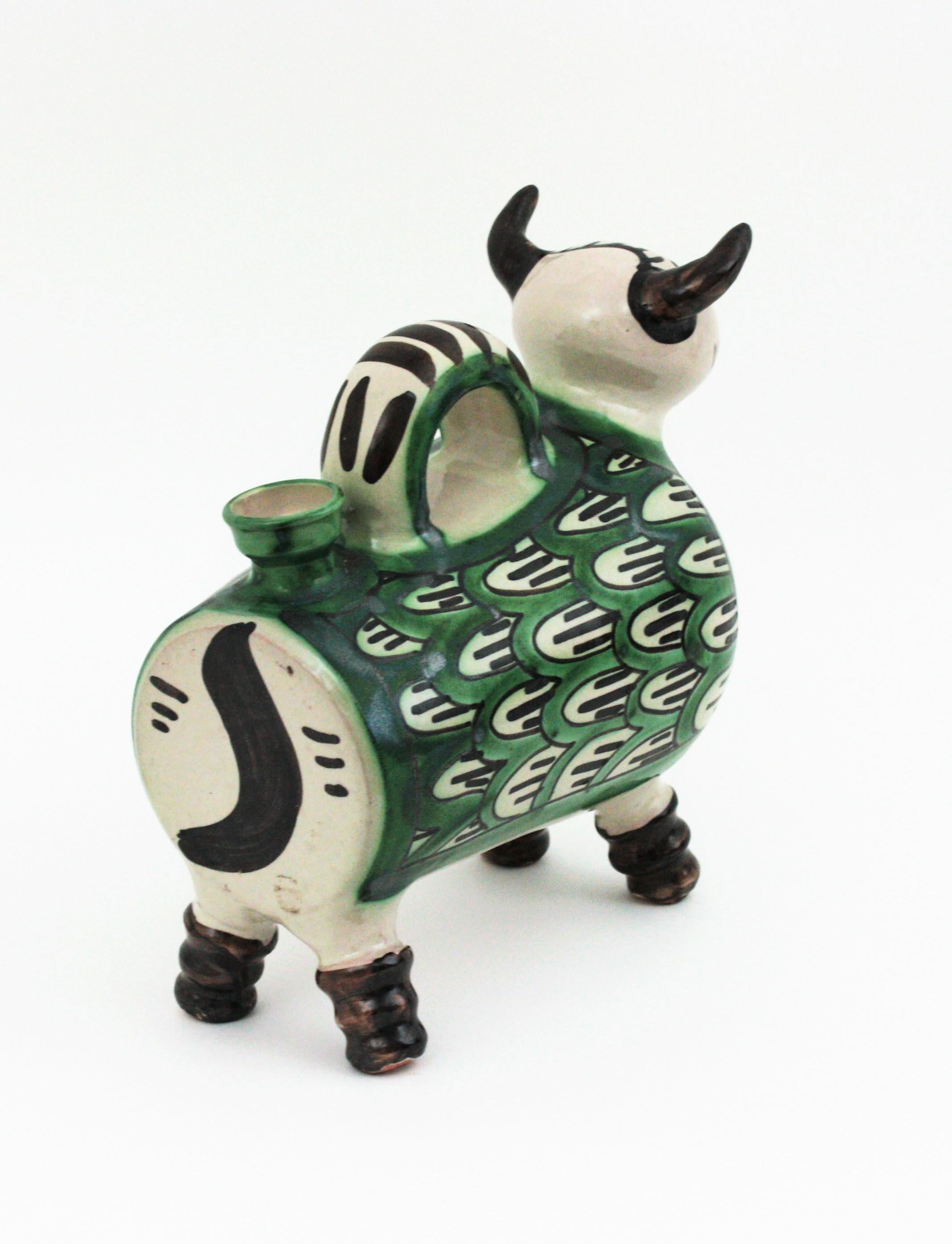20ième siècle Pichet en céramique émaillée en forme de taureau, Espagne, années 1960 en vente