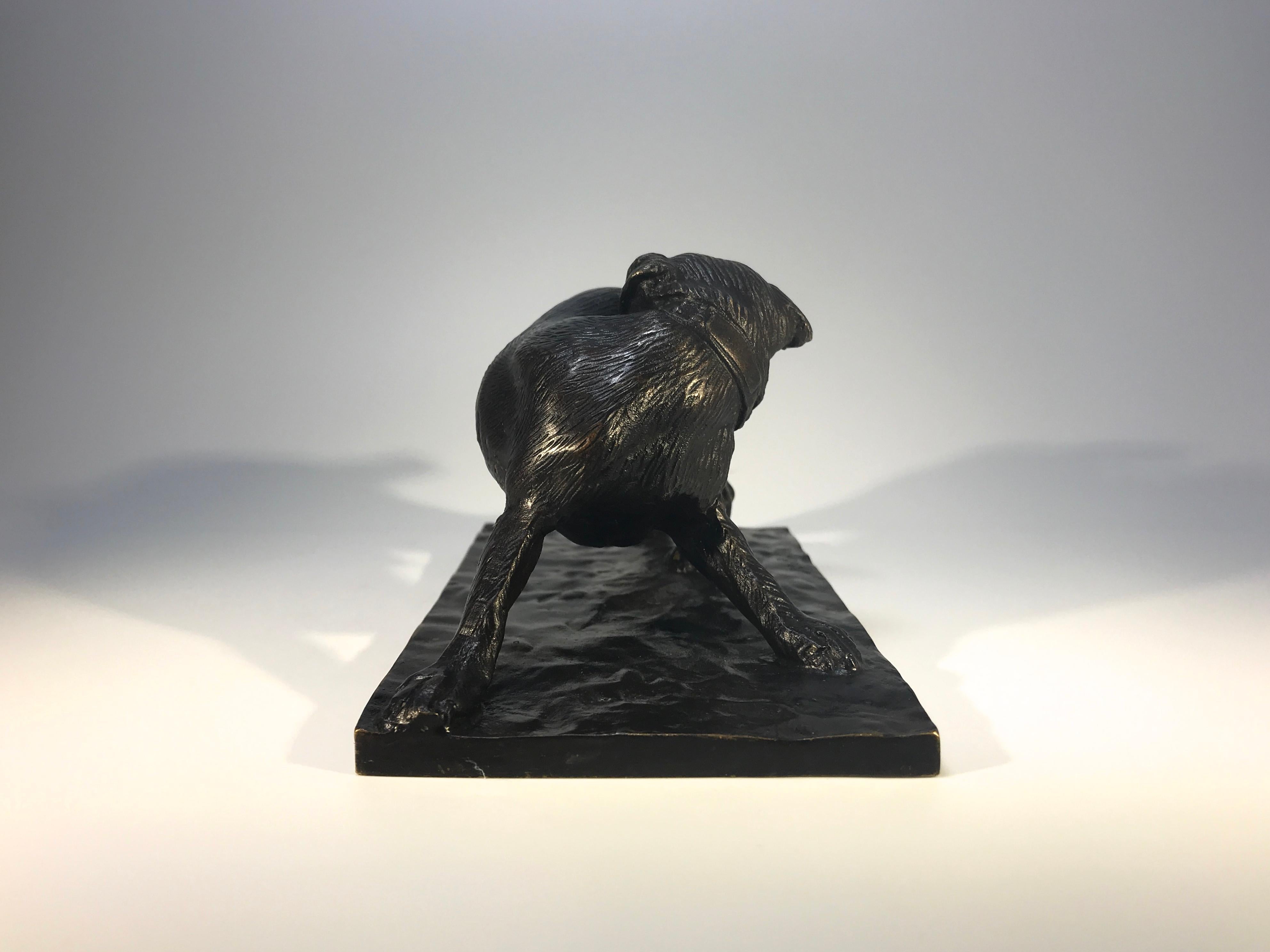 Hongrois Équitation d'un bulldog dans le arrière, bronze patiné signé Bezeredi 1887 Budapest en vente