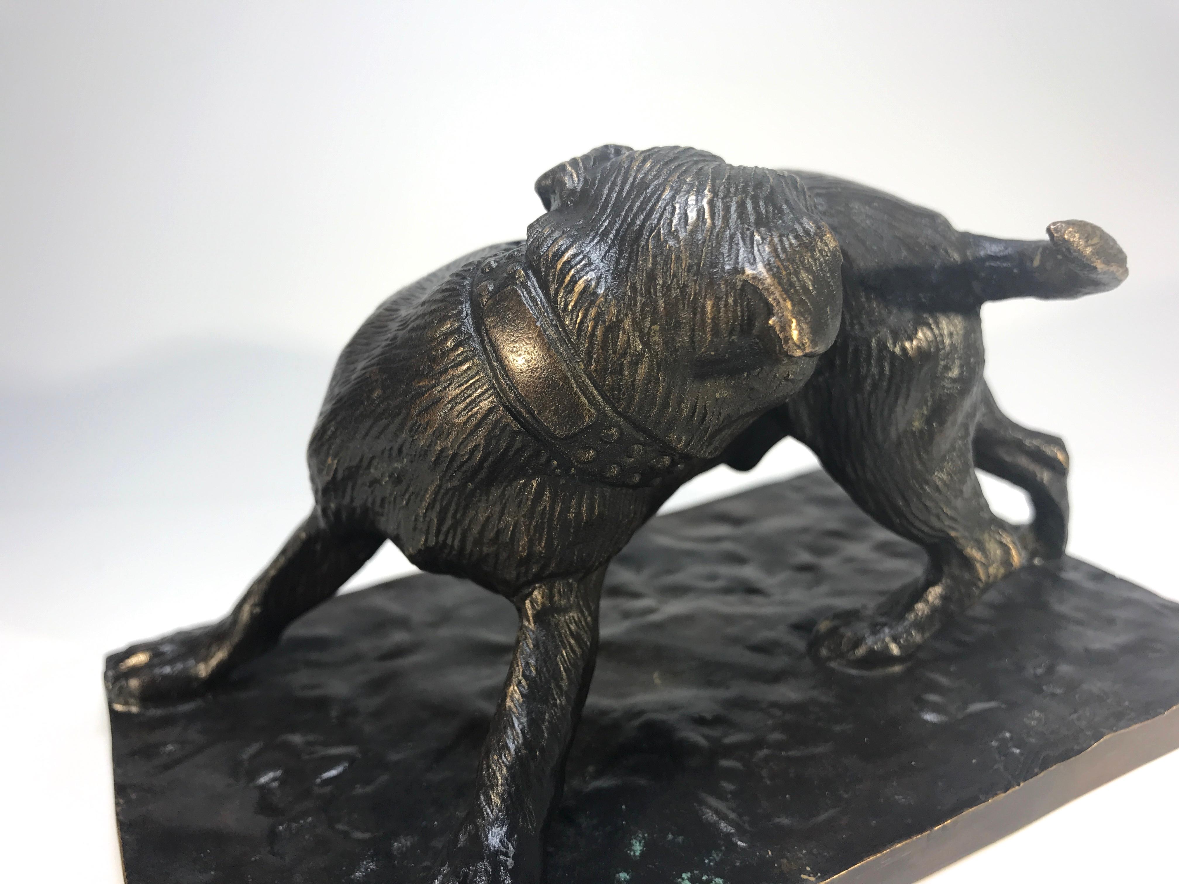 Patiné Équitation d'un bulldog dans le arrière, bronze patiné signé Bezeredi 1887 Budapest en vente