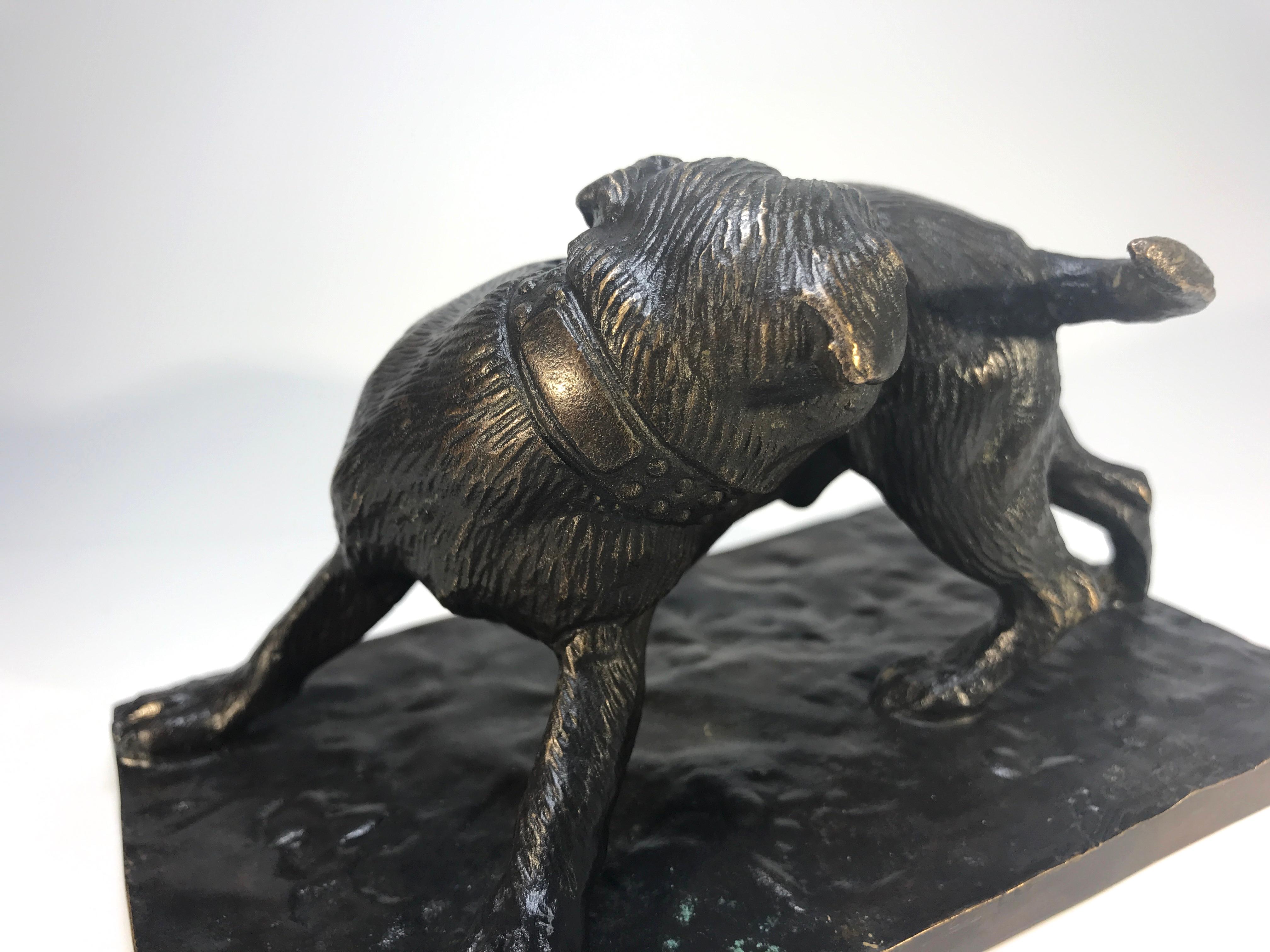 Bulldogge, Biting into the Flank, patinierte Bronze, signiert Bezeredi 1887 Budapest (Patiniert) im Angebot