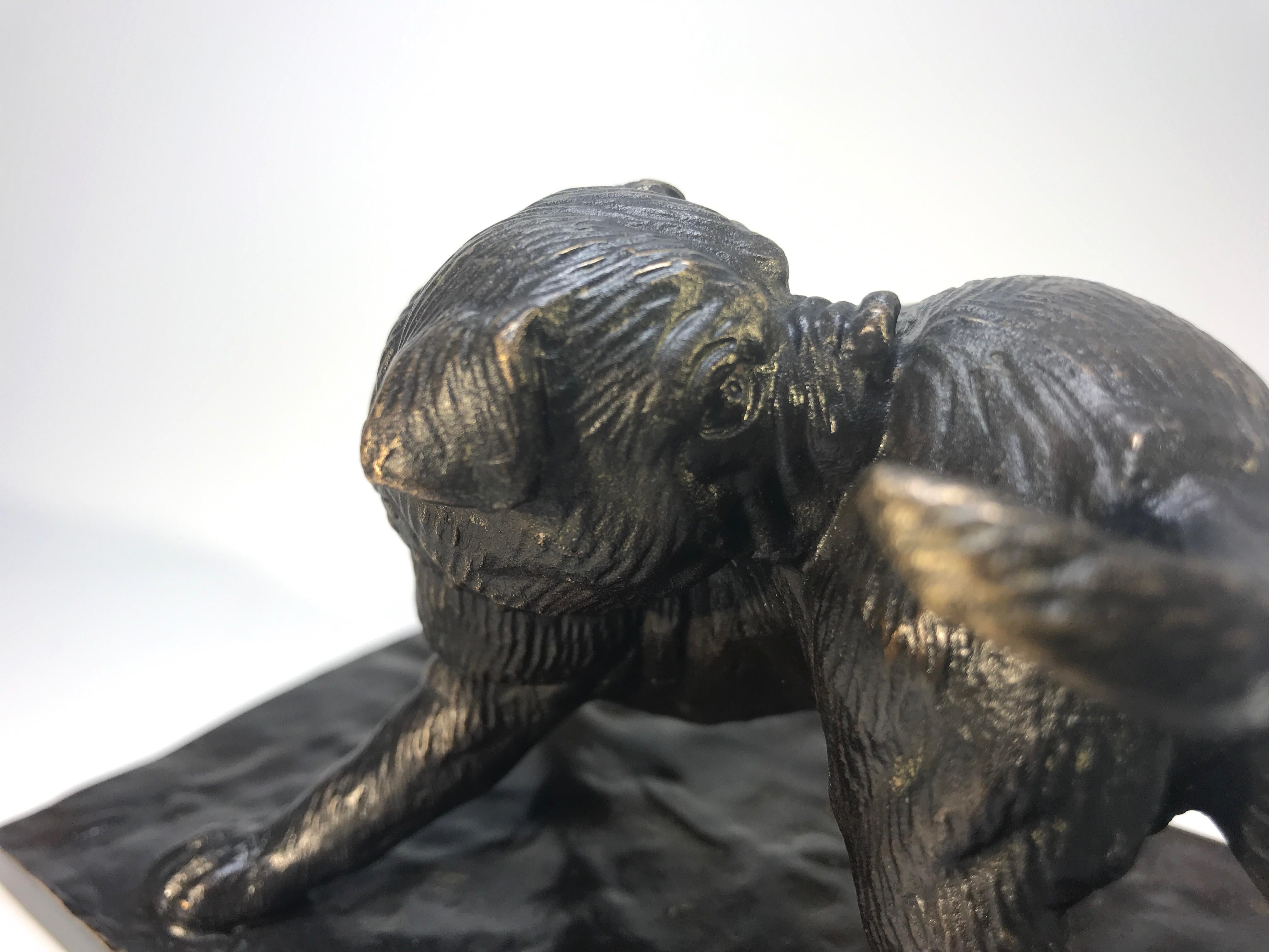 Bronze Équitation d'un bulldog dans le arrière, bronze patiné signé Bezeredi 1887 Budapest en vente