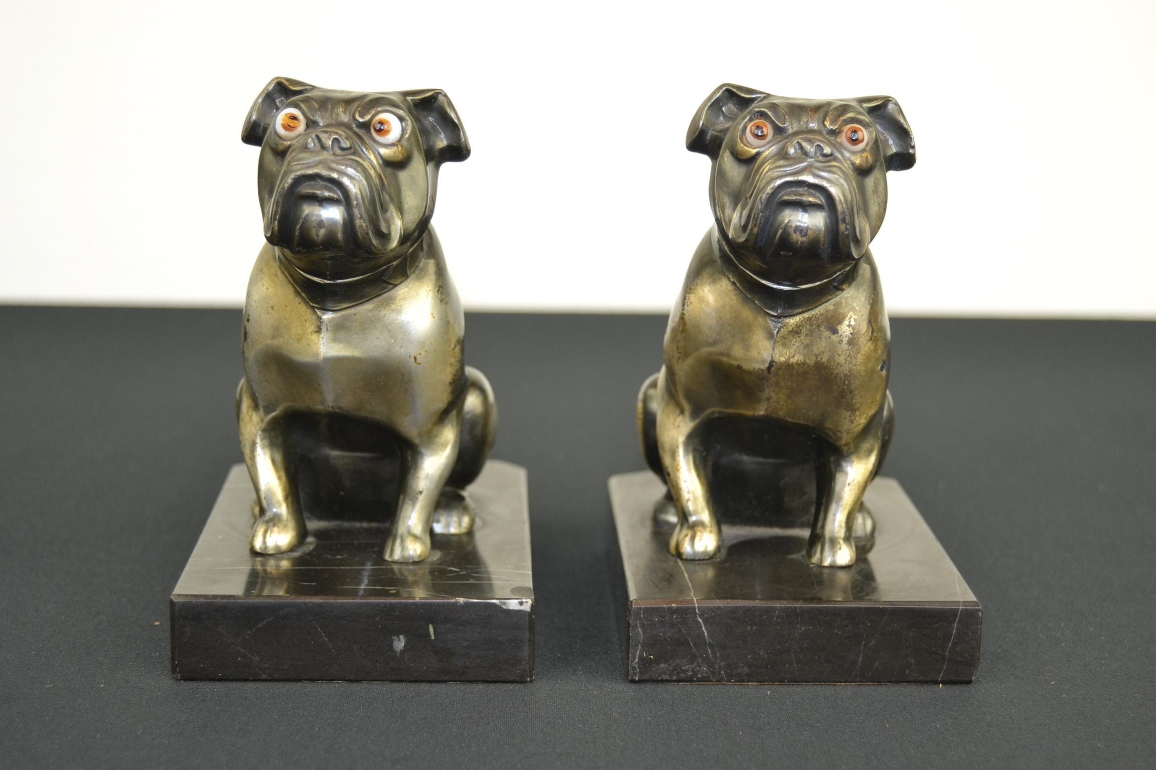 Art Deco Bulldogge Buchstützen von Franjou. 
Diese Bulldoggen-Buchstützen sind beide signiert Franjou, sie wurden in Frankreich hergestellt und stammen aus den Jahren 1920-1949.
Diese großen Französischen Bulldoggen - Englischen Bulldoggen