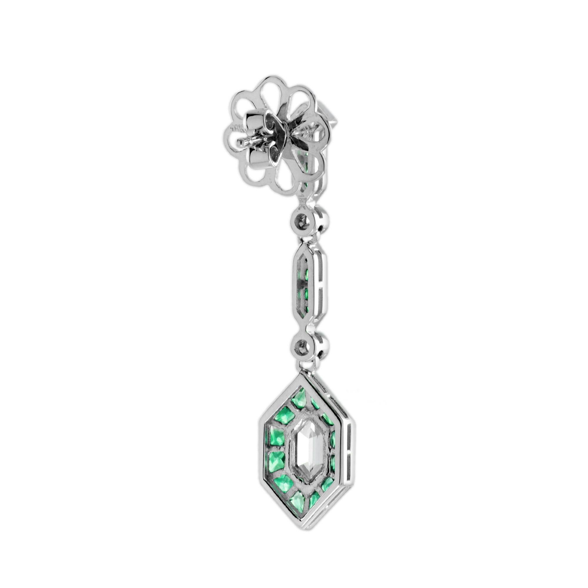 Art déco Boucles d'oreilles pendantes en or blanc 14K avec diamant Bullet et émeraude verte de style Art Deco en vente