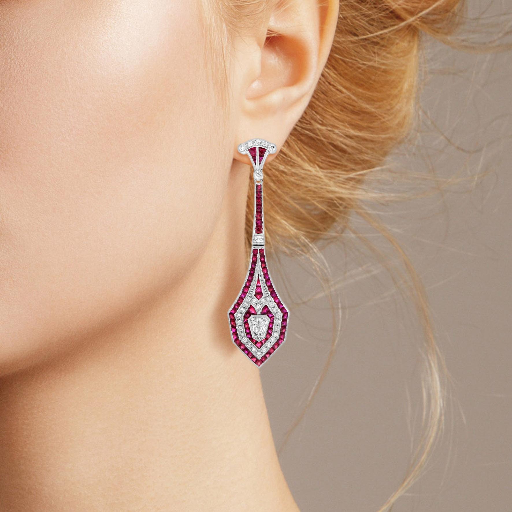 Taglio proiettile Orecchini a goccia in oro bianco 18 carati con diamanti a forma di proiettile e rubini rosa rossi in stile Art Deco in vendita