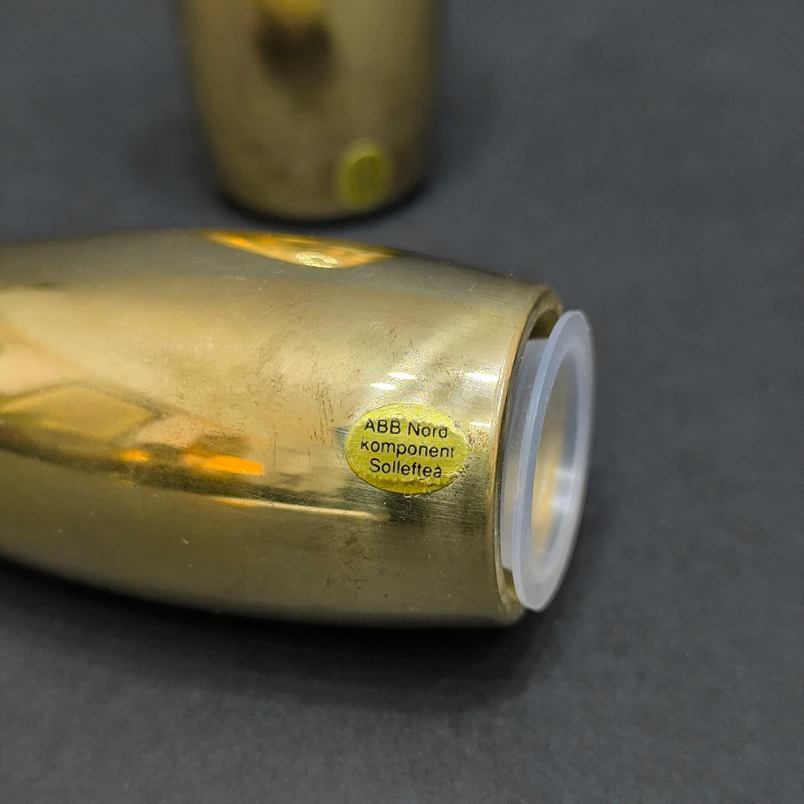 Salière et poivrière en forme de balle en laiton lourd des années 1970 en vente 3