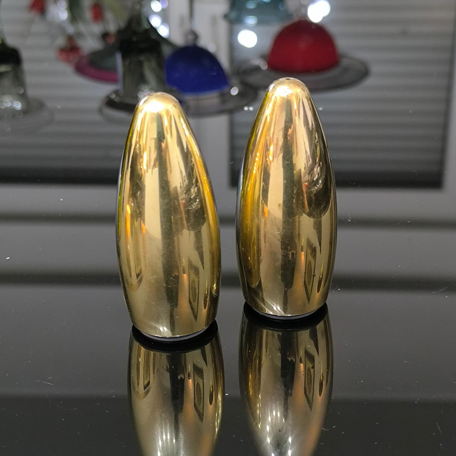 Mid-Century Modern Salière et poivrière en forme de balle en laiton lourd des années 1970 en vente