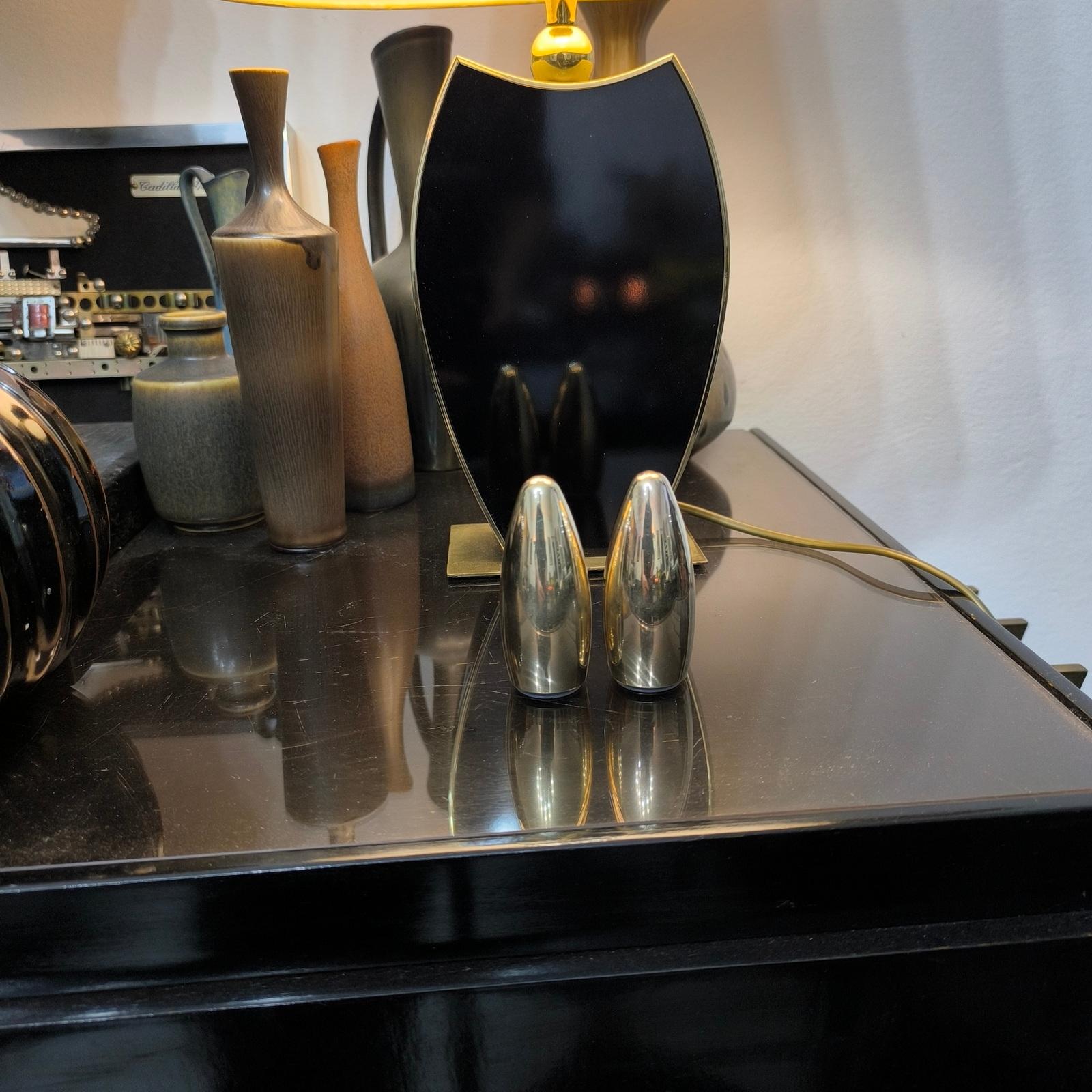 Mid-Century Modern Salière et poivrière en forme de balle en laiton lourd des années 1970 en vente