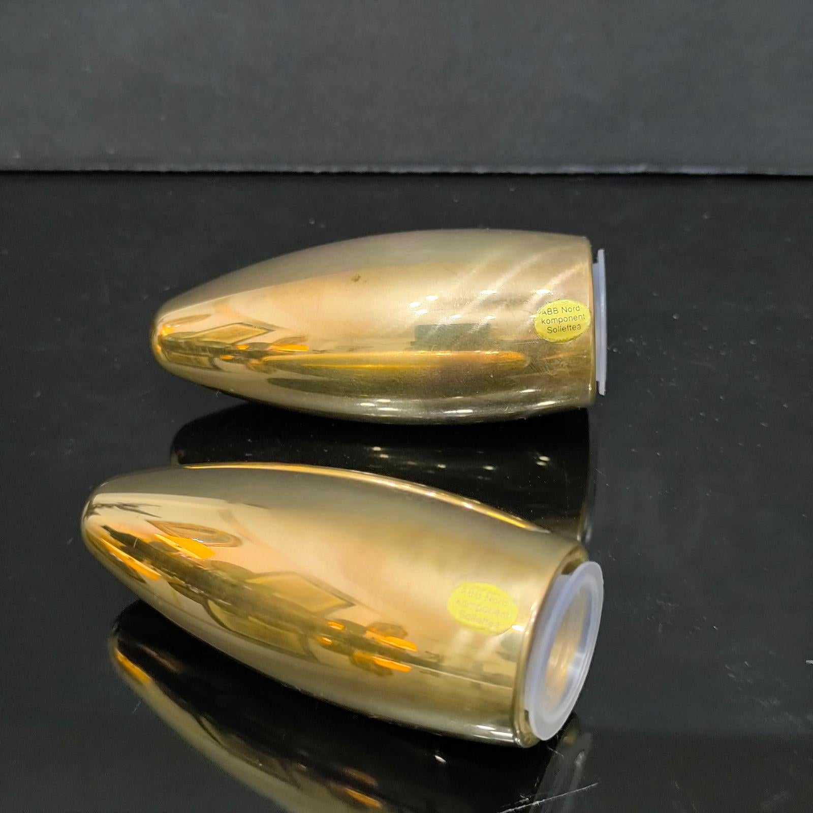 Salière et poivrière en forme de balle en laiton lourd des années 1970 en vente 1