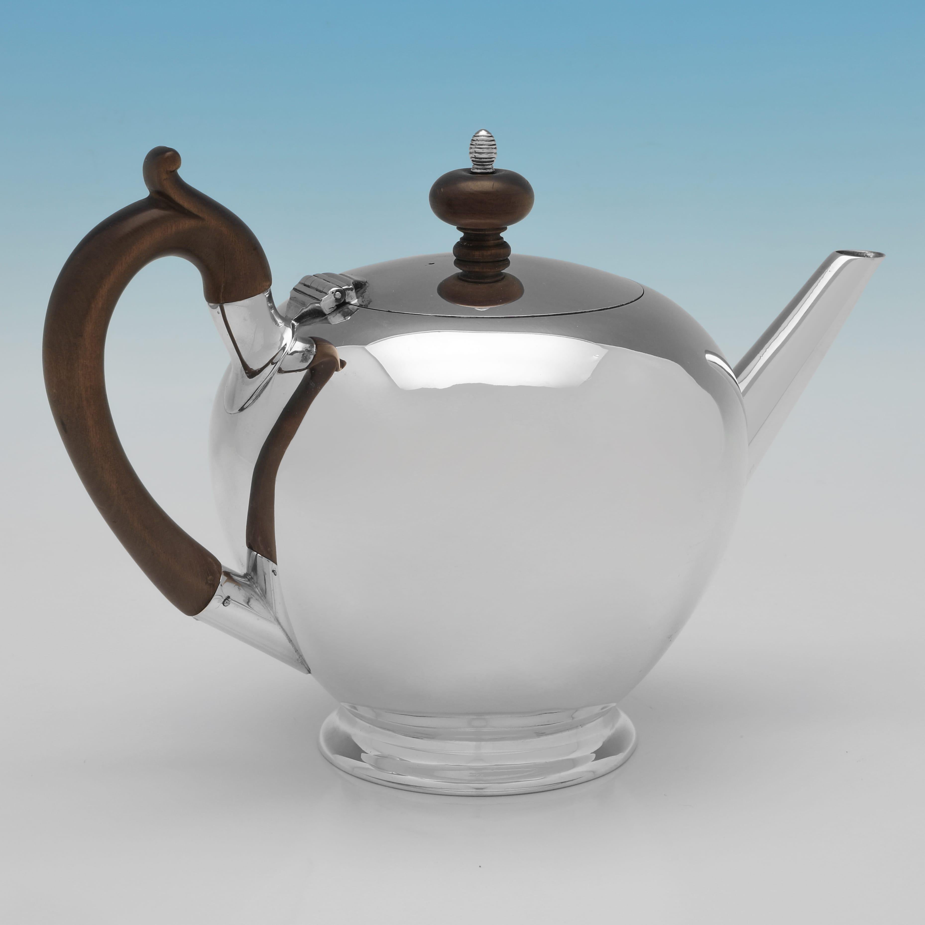 Marchiata a Londra nel 1880 da F. B. Thomas & Co., questa bella teiera vittoriana in argento sterling antico ha la forma a 
