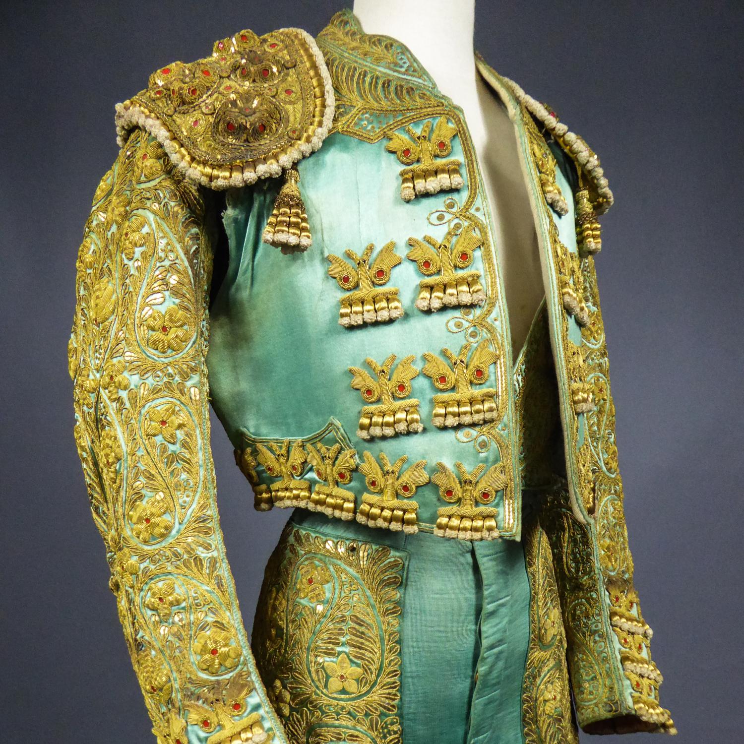 Second half 20th century
Spain Andalusia

Superb complete bullfighter's outfit or toreador suit signed Manfredi in Seville and dating from the second half of the twentieth century. Rich embroidery with sequins, pompons and gold chenillettes
