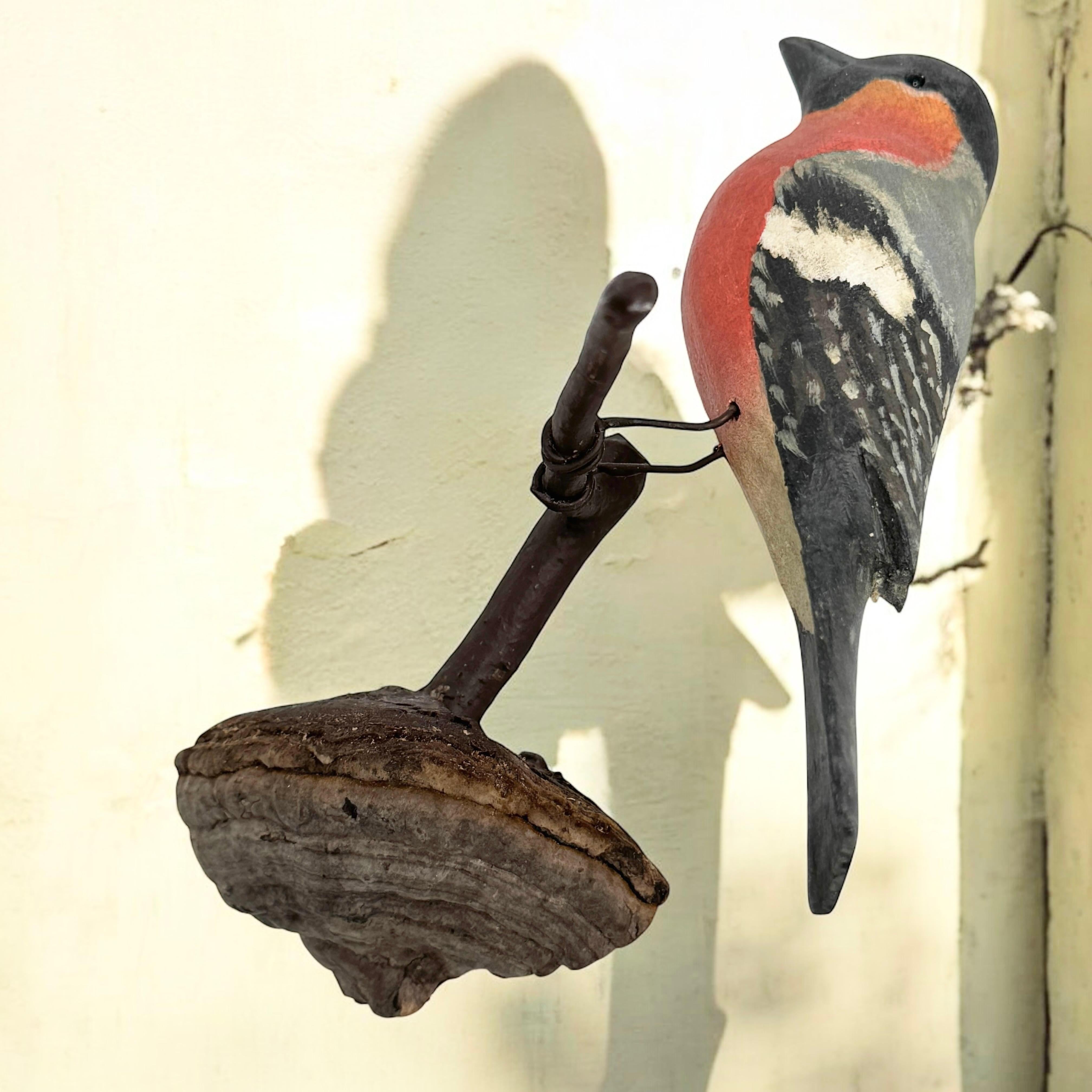 Camachuelo Vichtauer Pájaro de madera tallada a mano Arte popular de la Selva Negra, Austria, años 20 en venta 3