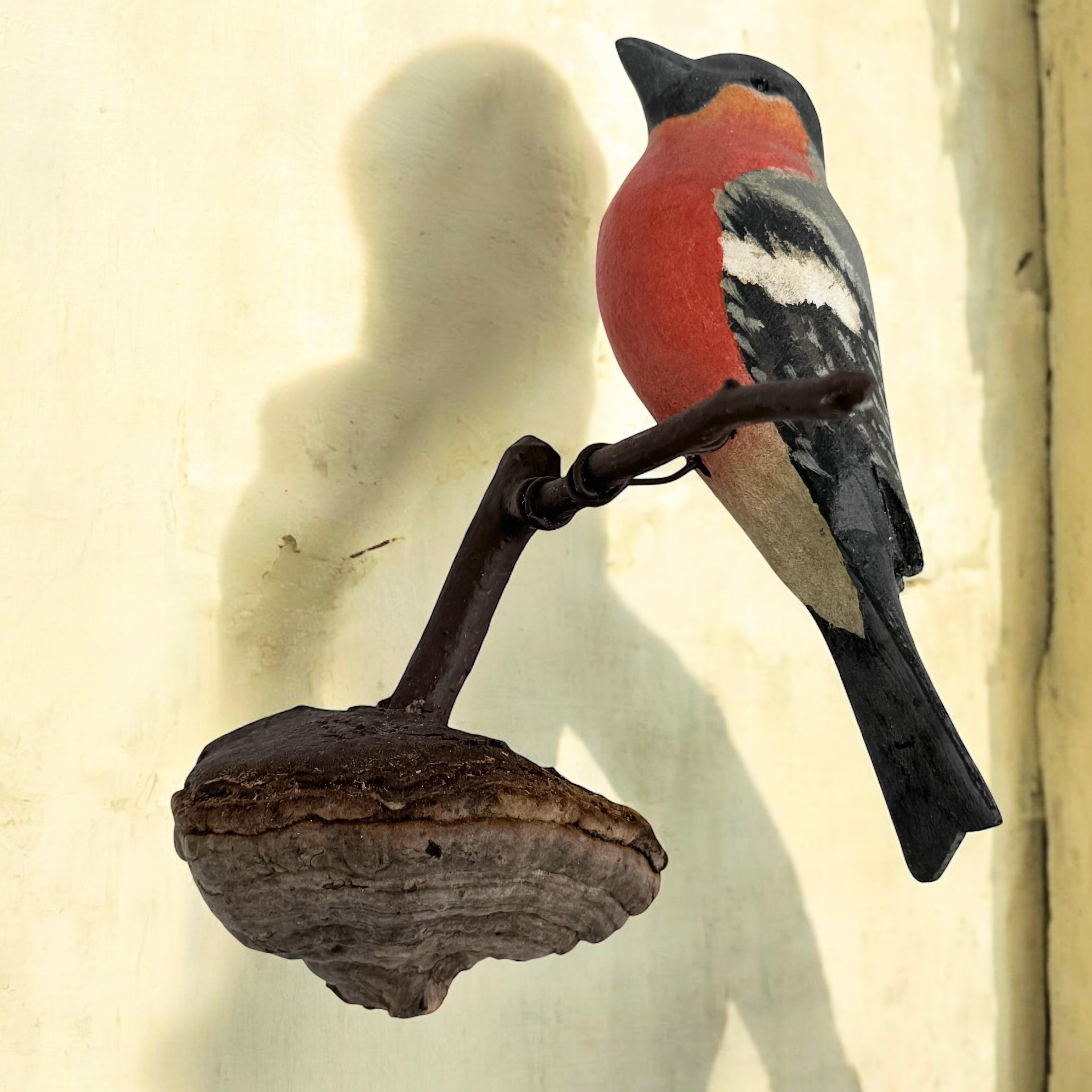Camachuelo Vichtauer Pájaro de madera tallada a mano Arte popular de la Selva Negra, Austria, años 20 en venta 6