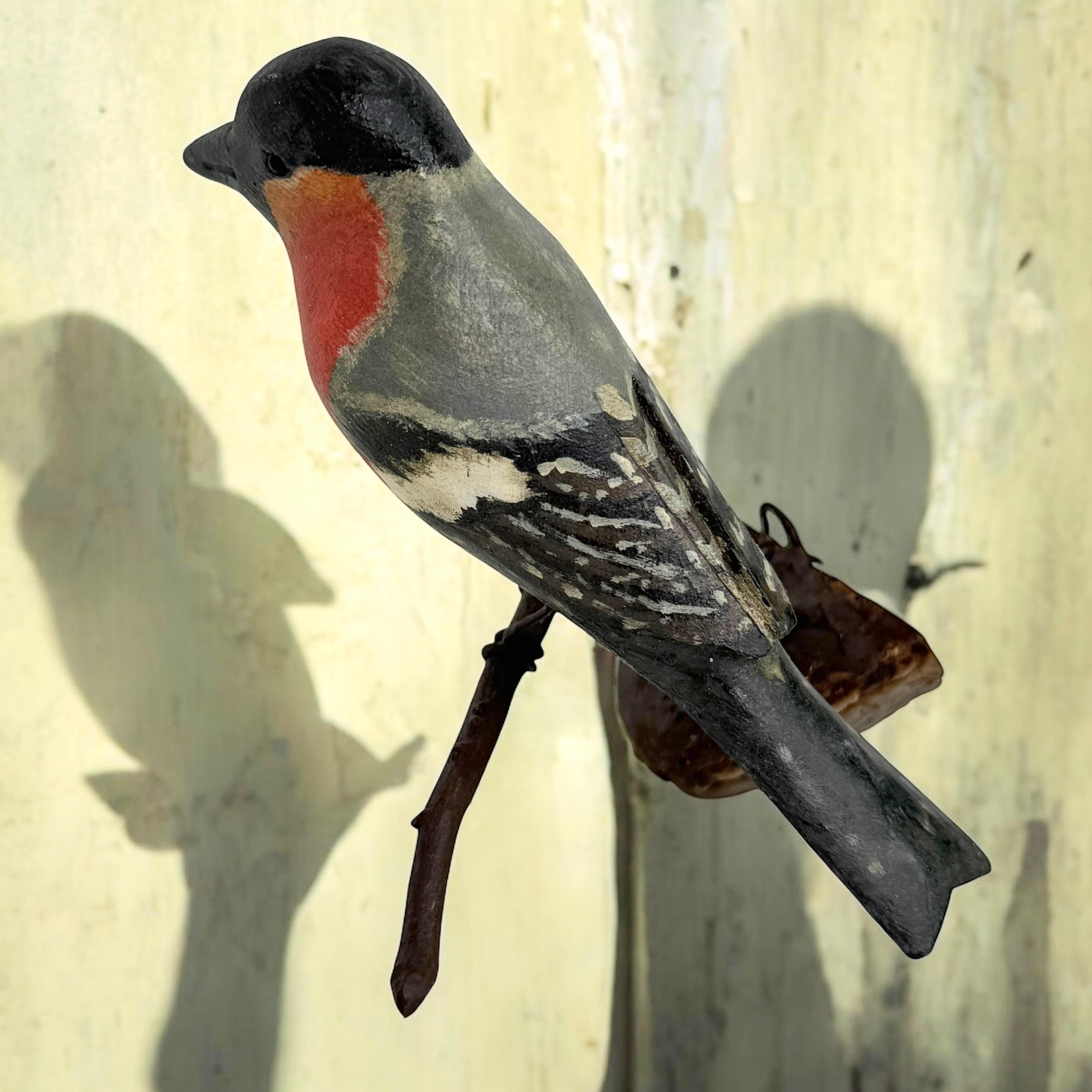 Camachuelo Vichtauer Pájaro de madera tallada a mano Arte popular de la Selva Negra, Austria, años 20 en venta 8