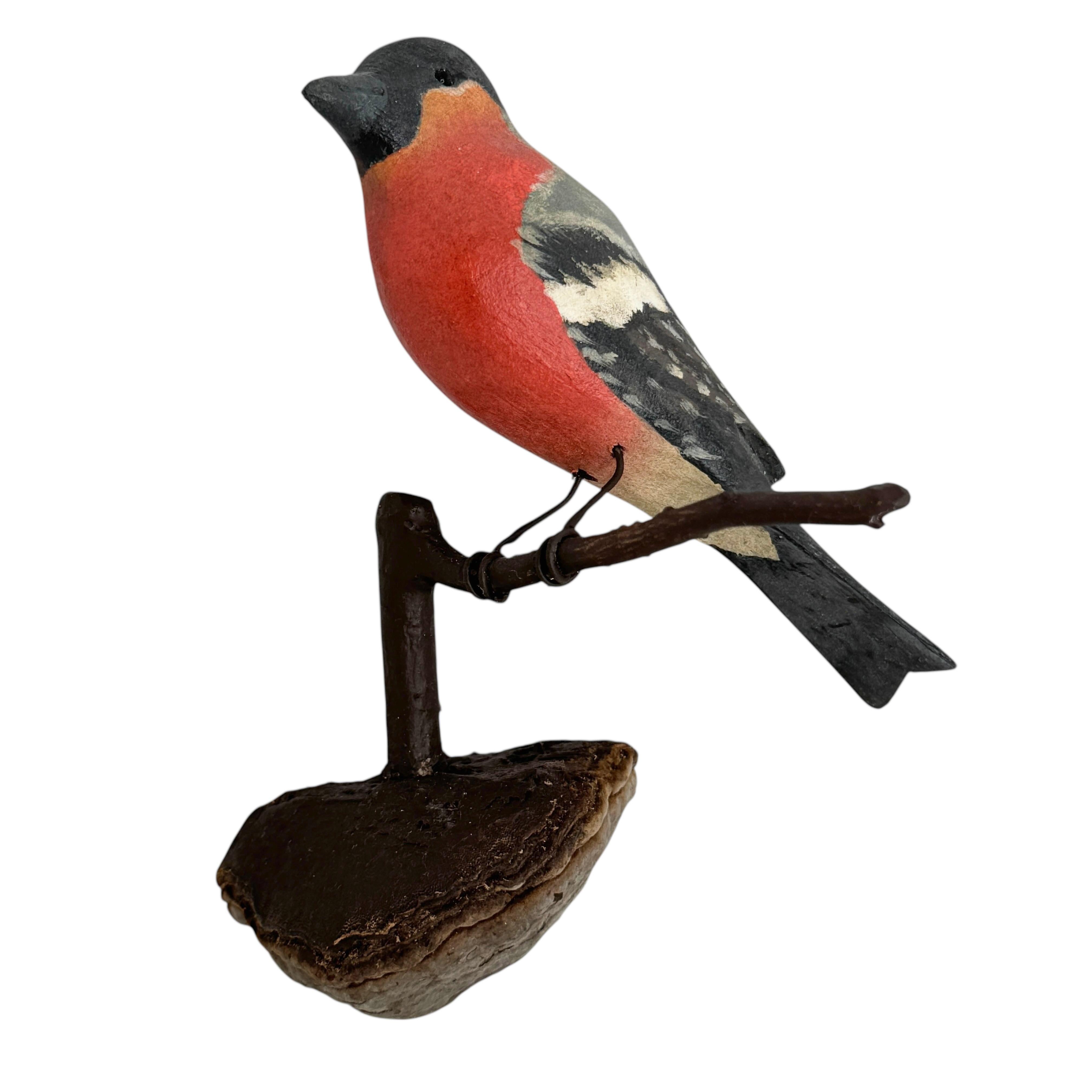 Precioso pájaro austriaco del siglo XX, tallado en madera, montado sobre un soporte para colgar. La tradición de estos pájaros en Austria, llamados 