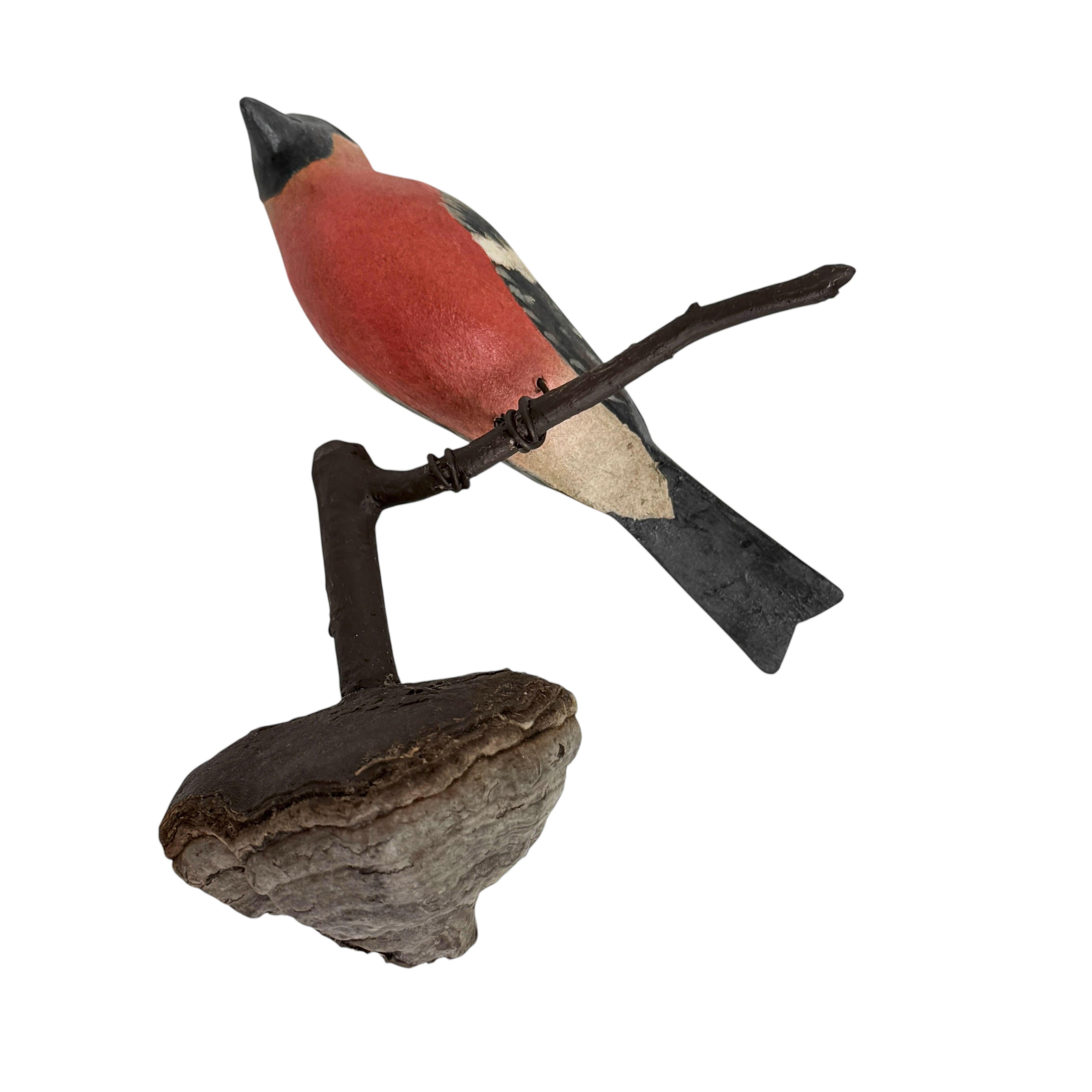 Camachuelo Vichtauer Pájaro de madera tallada a mano Arte popular de la Selva Negra, Austria, años 20 Tallado a mano en venta