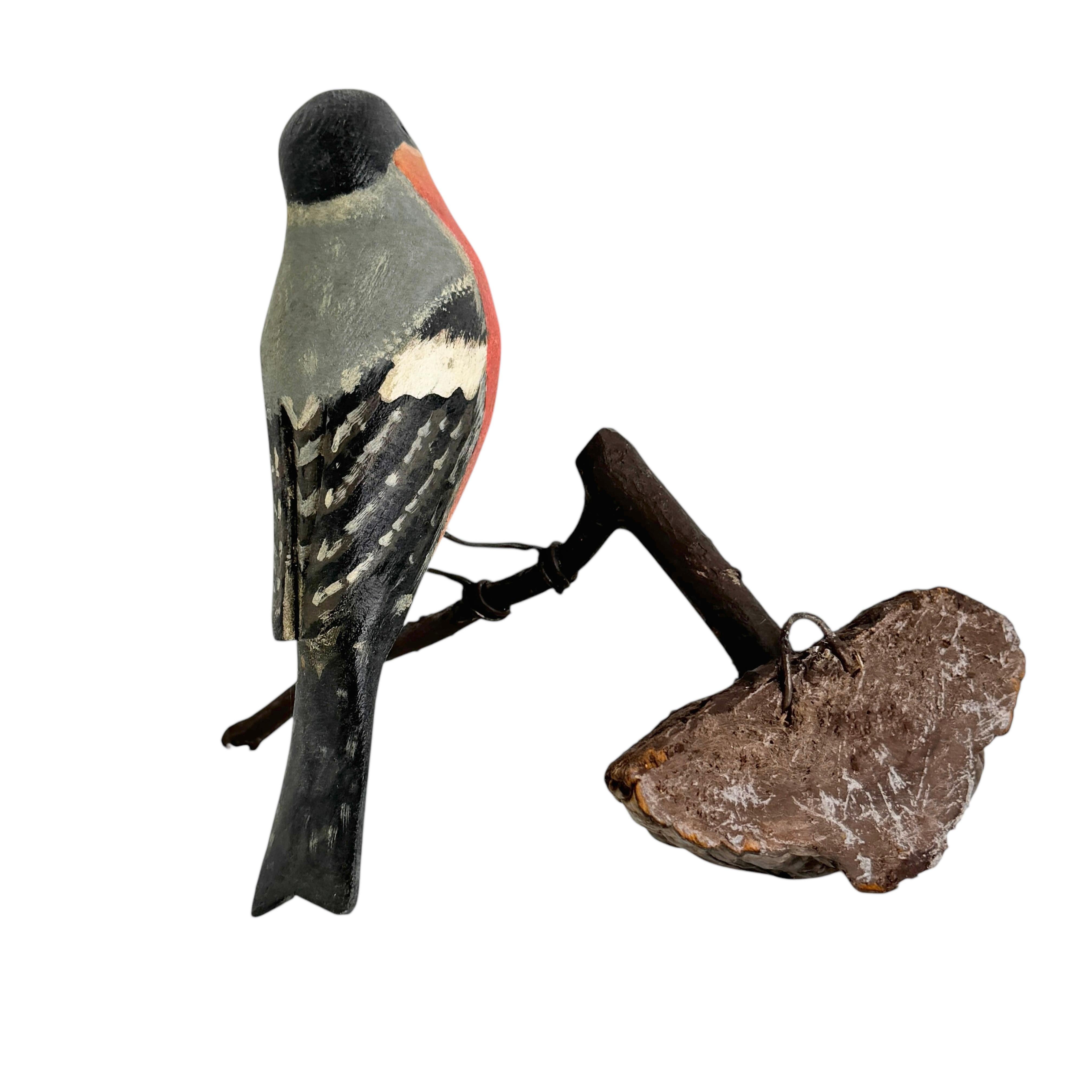 Camachuelo Vichtauer Pájaro de madera tallada a mano Arte popular de la Selva Negra, Austria, años 20 principios del siglo XX en venta