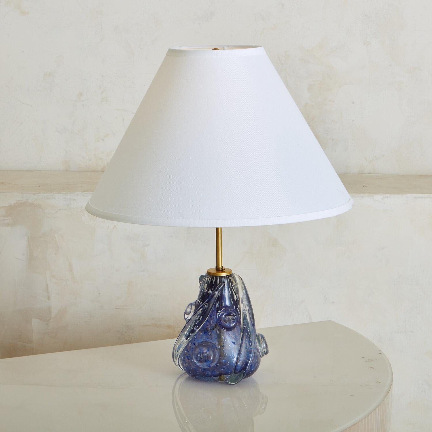 A stunning lavender Murano glass table lamp attributed to Barovier & Toso. This lamp was handblown using the bullicante technique, in which several layers of controlled air bubbles are overlaid in a grid pattern to create tiny depressions imprinted
