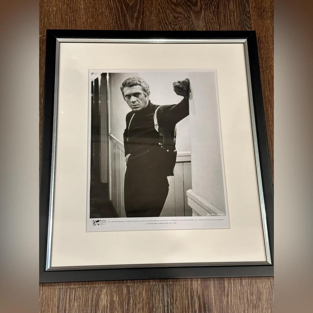 Bullitt (1973r) - FRAMED
Original Production Still (8 X 10 Inches)

Original US Warner Bros B&W Photographic Production Still #512-600.

A timeless original photographic still capturing the effortlessly cool Steve McQueen in his signature leaning