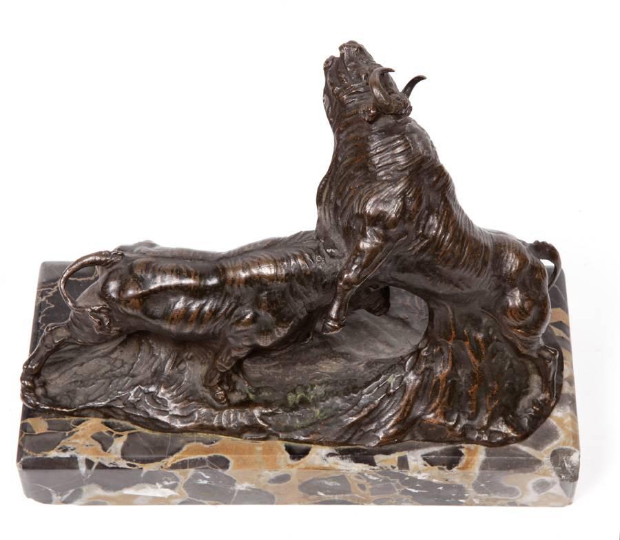 19th century sculptural group cast in bronze, depicting two bulls fighting on the banks of a river. The animals are worked with detail and naturalism, paying special attention to the capture of movement, tension and violence of the scene. During the