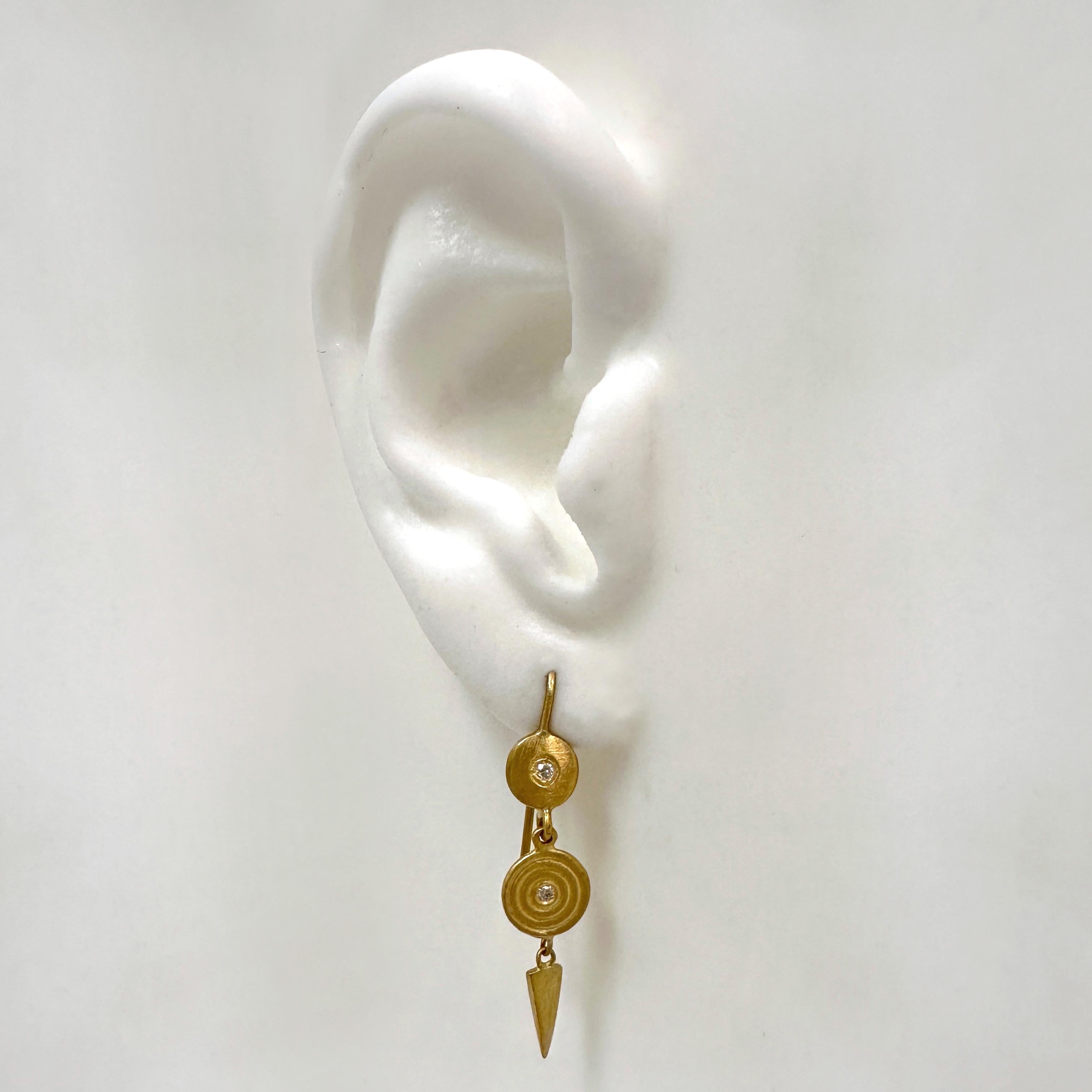 These snappy little earrings feature a design element that Eytan Brandes has been using for years:  simple little discs -- brushed or polished, plain or with concentric circles, with or without center diamonds.  Here, he's combined his discs with