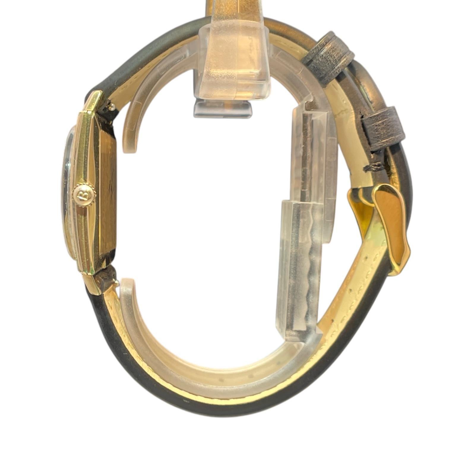 Typ : Vintage Uhr
Schöpfer : Bulova
Gürtel Typ : Echter handgefertigter Ledergürtel
Größe : 23cm
Gewicht : 26.3g
Diamant : 0.03tcw G-H VS1+

Diese originale Bulova-Uhr verfügt über ein Gehäuse aus 10 Karat Gelbgold mit gerollter Platte für einen