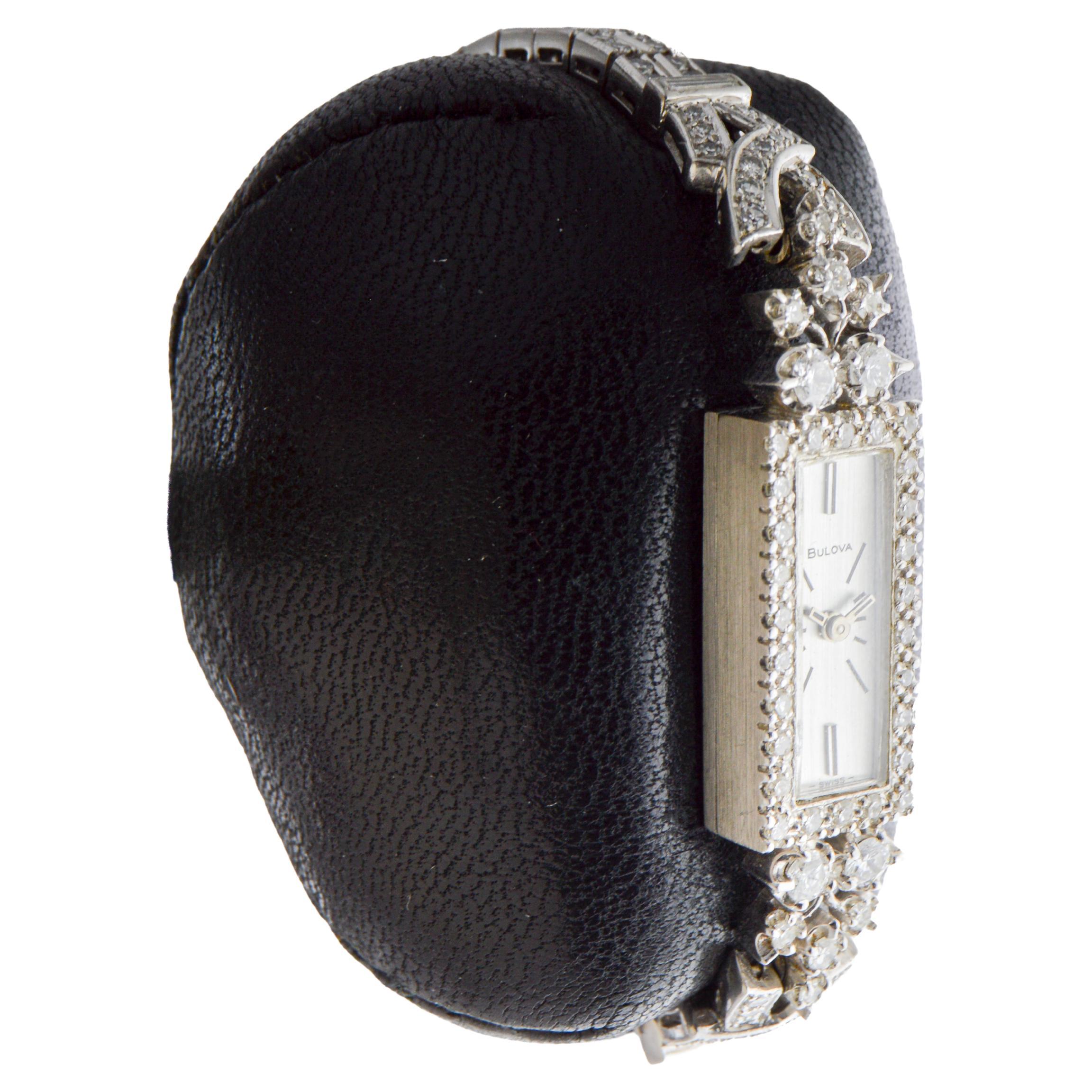 FÁBRICA / CASA: Bulova Watch Company
ESTILO / REFERENCIA: Art Decó / Reloj de vestir
METAL / MATERIAL: Oro blanco macizo de 14 quilates
CIRCA / AÑO: 1940
DIMENSIONES / TAMAÑO: Longitud 30 mm 