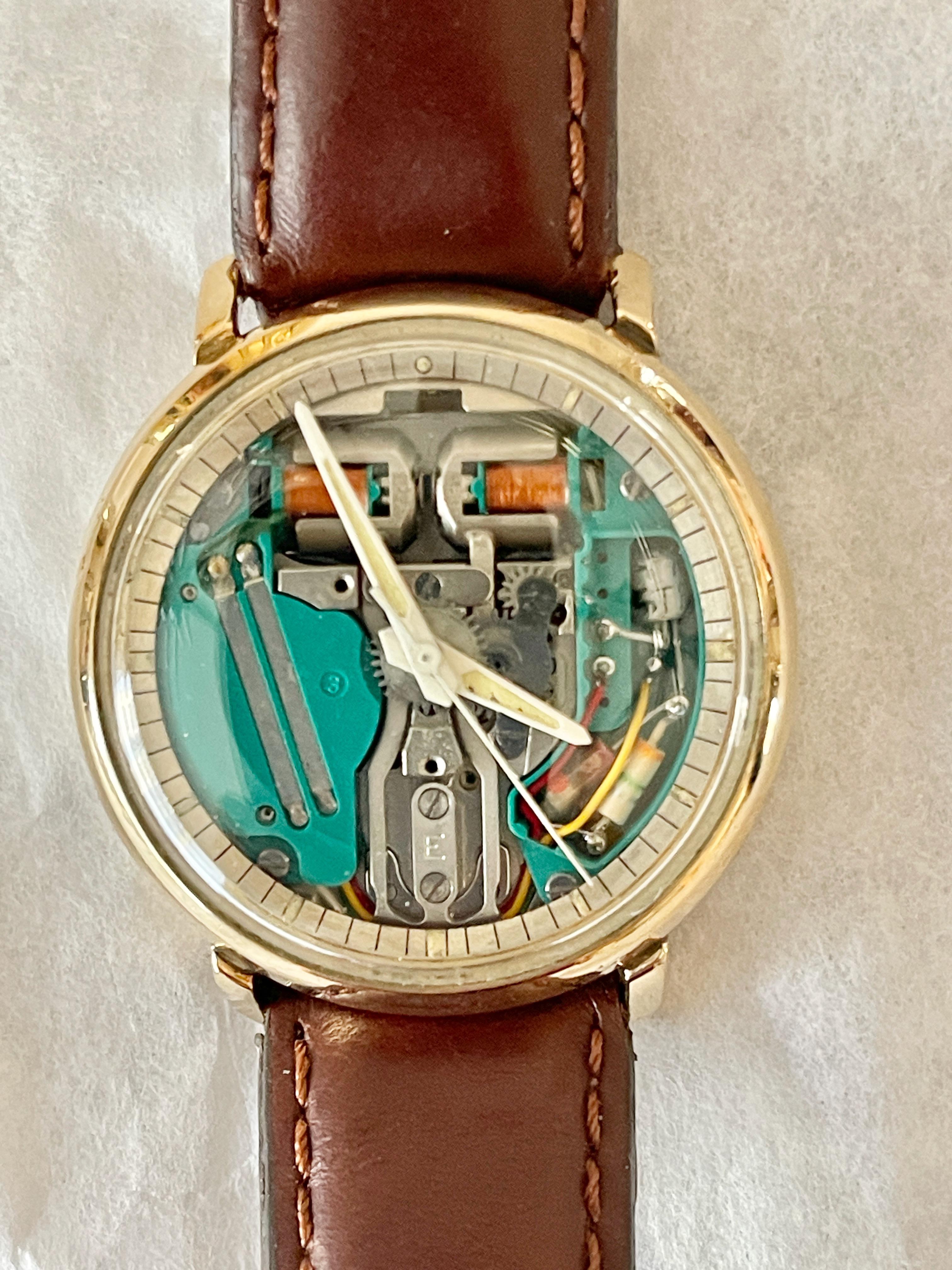 Bulova 214 Accutron Spaceview men's watch featuring proprietary electrostatic movement.
Serial number J88896/M9 = 1969.
35 mm x 38 mm
Internal bezel ring, originally with luminous material for chapters, all second/minute hash marks on the bezel