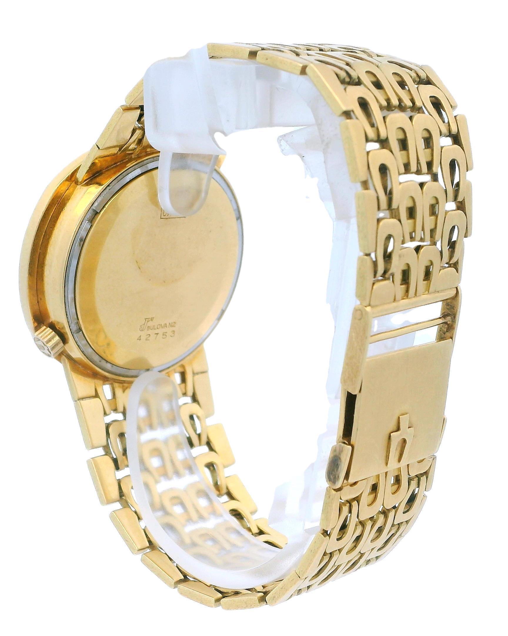 Bulova Accuquartz Day & Date Vintage 18K Yellow Gold Watch In Good Condition For Sale In Great Neck Plaza, NY