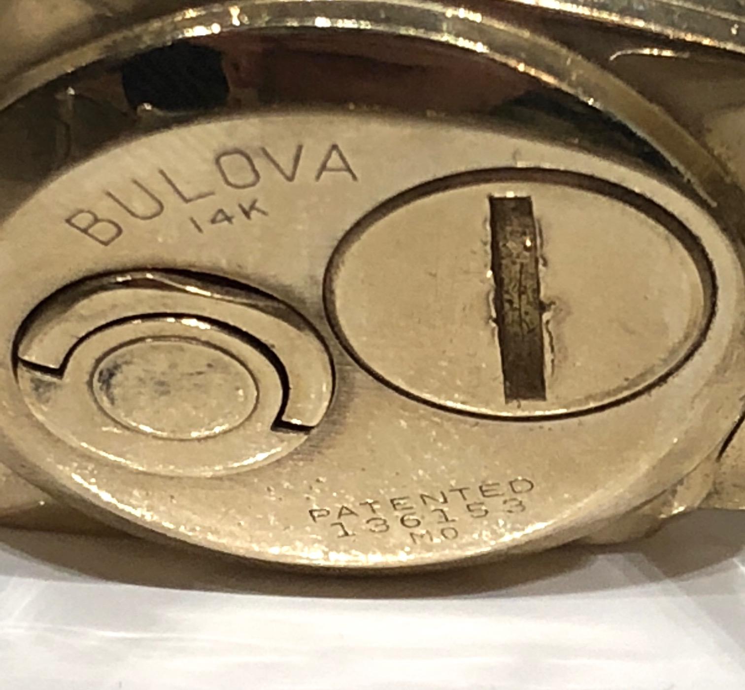 Mens Bulova Accutron 14K Gehäuse mit gerollten Gold Stretch-Armband, Krone Winder auf der Rückseite. Ca. 1960er Jahre. Leichte Kerbe am Armband.