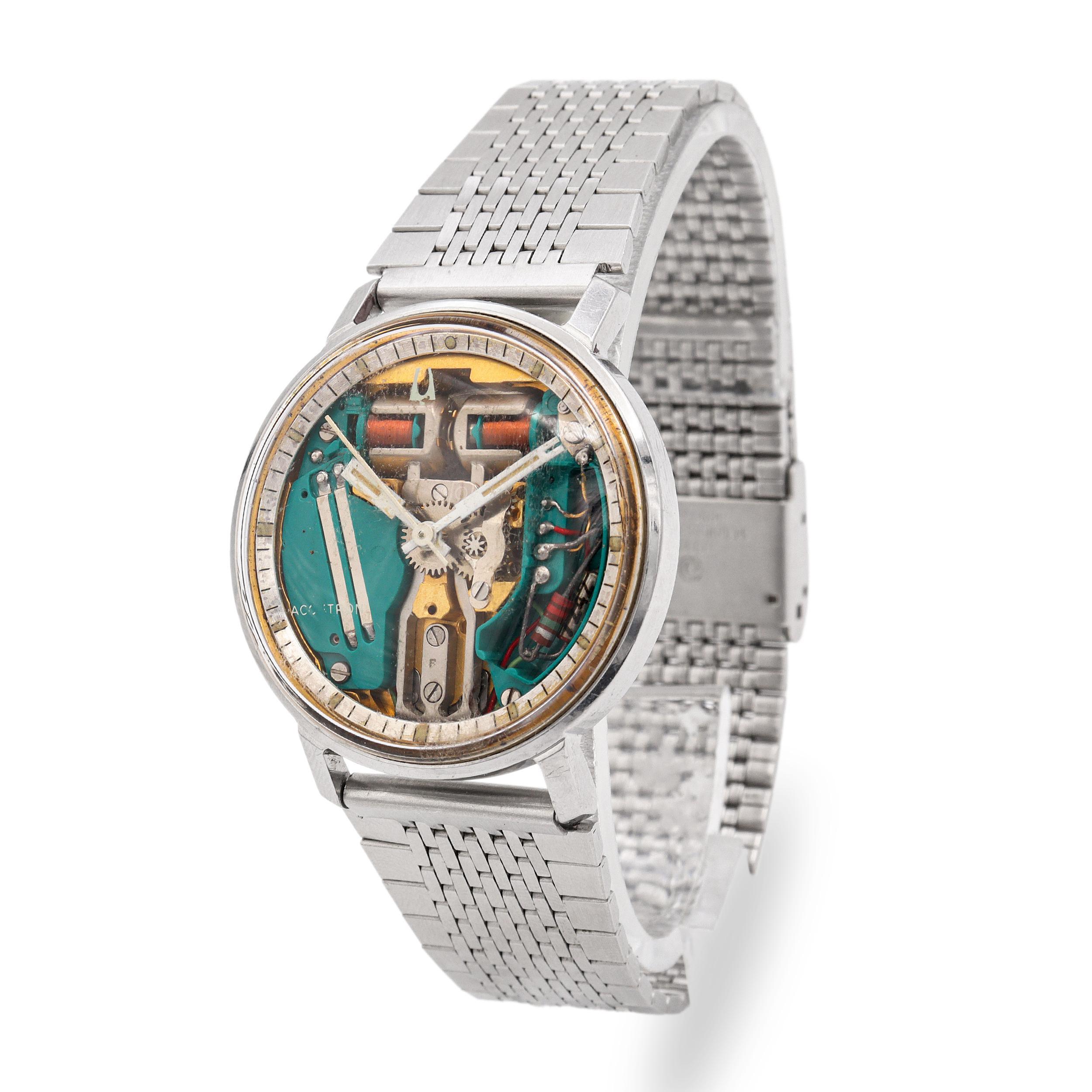 Un iconico orologio da polso vintage da uomo Bulova Accutron Spaceview, celebre per il suo rivoluzionario movimento a diapason, una delle prime innovazioni di cronometraggio elettronico. Questo modello presenta il caratteristico quadrante aperto che