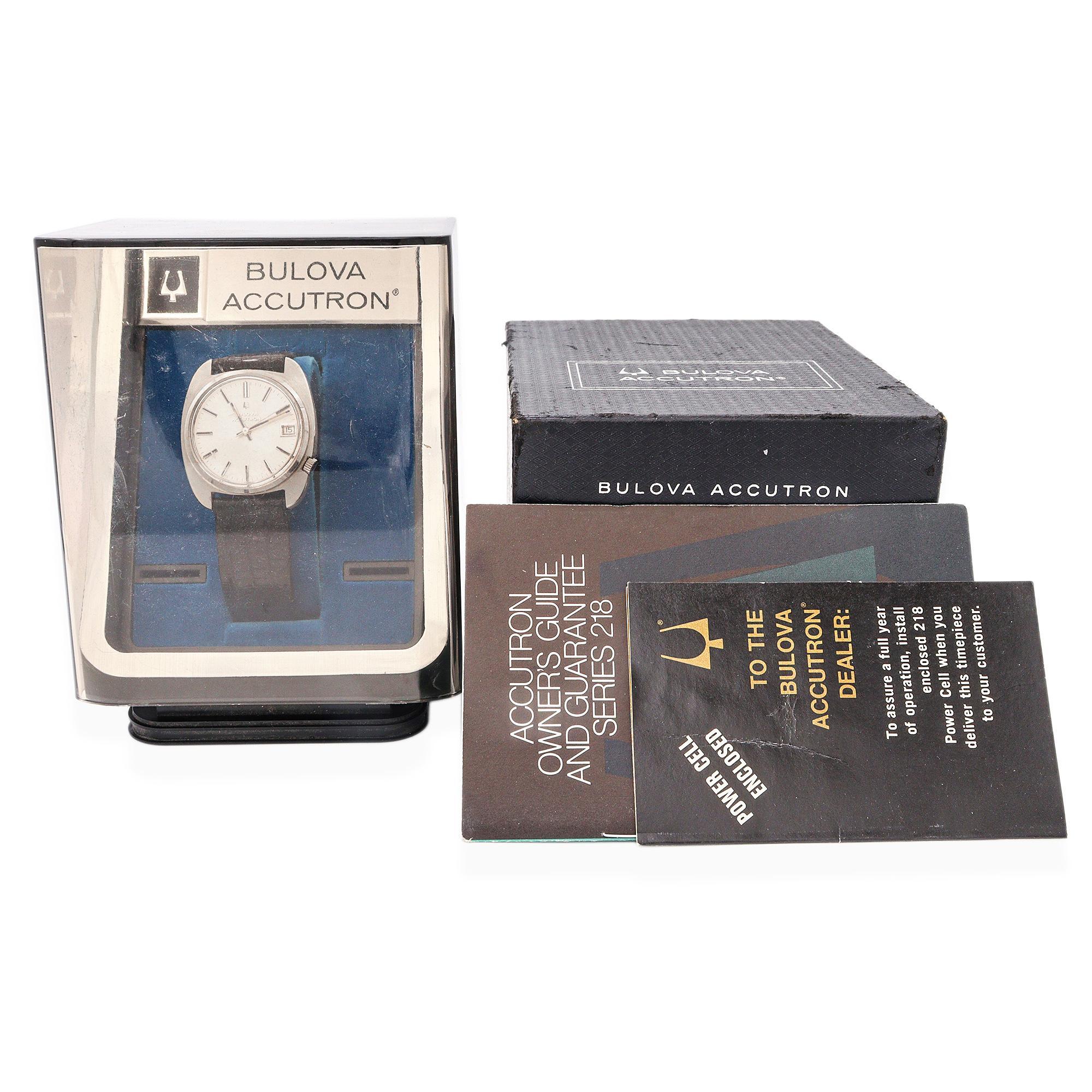 Diese Bulova Accutron Herrenuhr ist ein herausragendes Beispiel für Innovation im Zeitalter der Raumfahrt und präsentiert die legendäre Stimmgabeltechnologie der Marke, die als erste vollelektronische Armbanduhr der Welt gefeiert wird. Sie ist aus