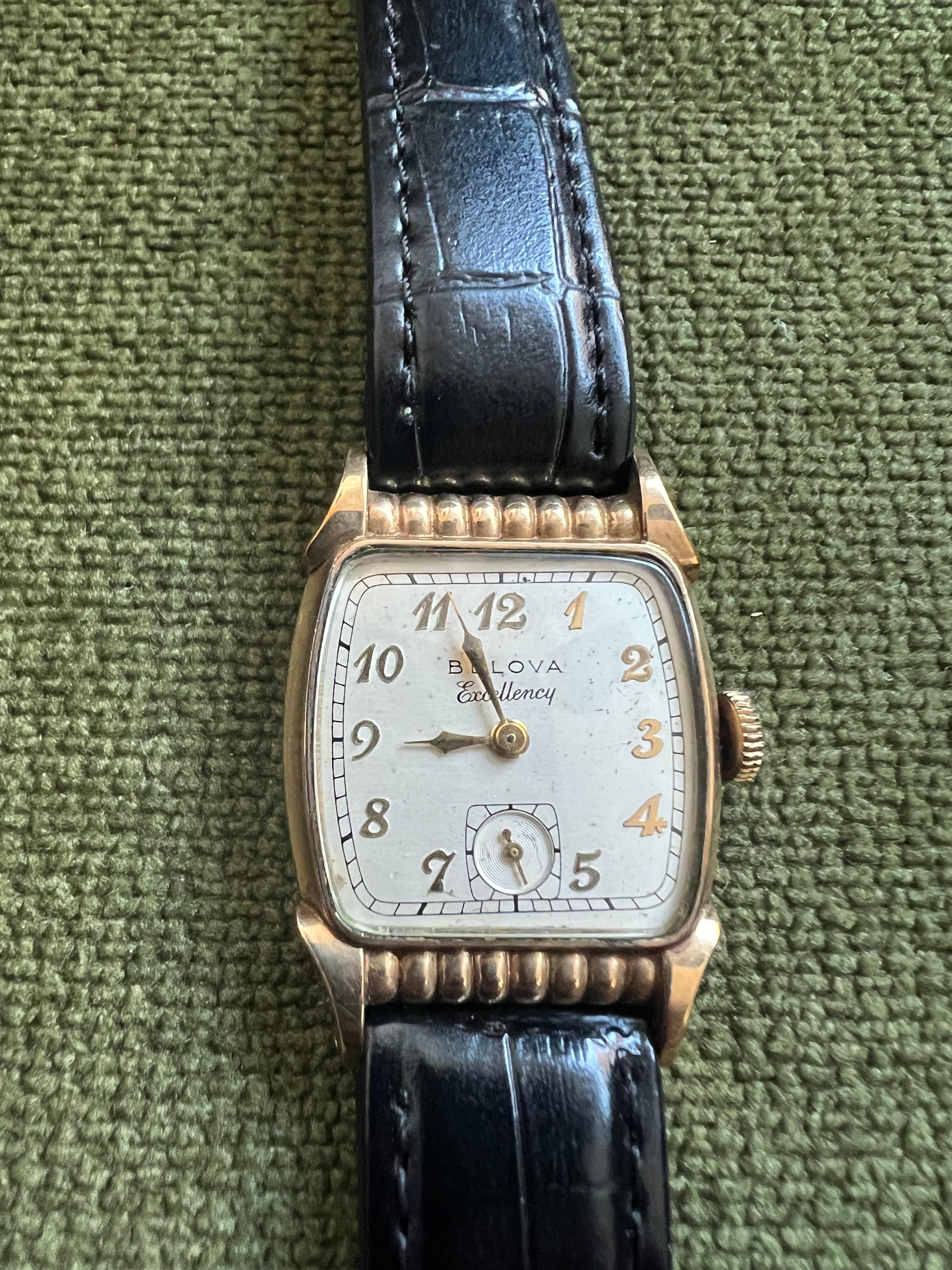 Bulova Excellency 2-Zifferblatt-Uhr aus 10k Gold mit neuem Lederarmband, ca. 1940er Jahre
stilvolle Art Deco und ungewöhnliche manuelle Herrenarmbanduhr aus den 1940er Jahren, Bulova Ranger in Gold, gewartet mit neuer Feder, neuem Glas und Armband.