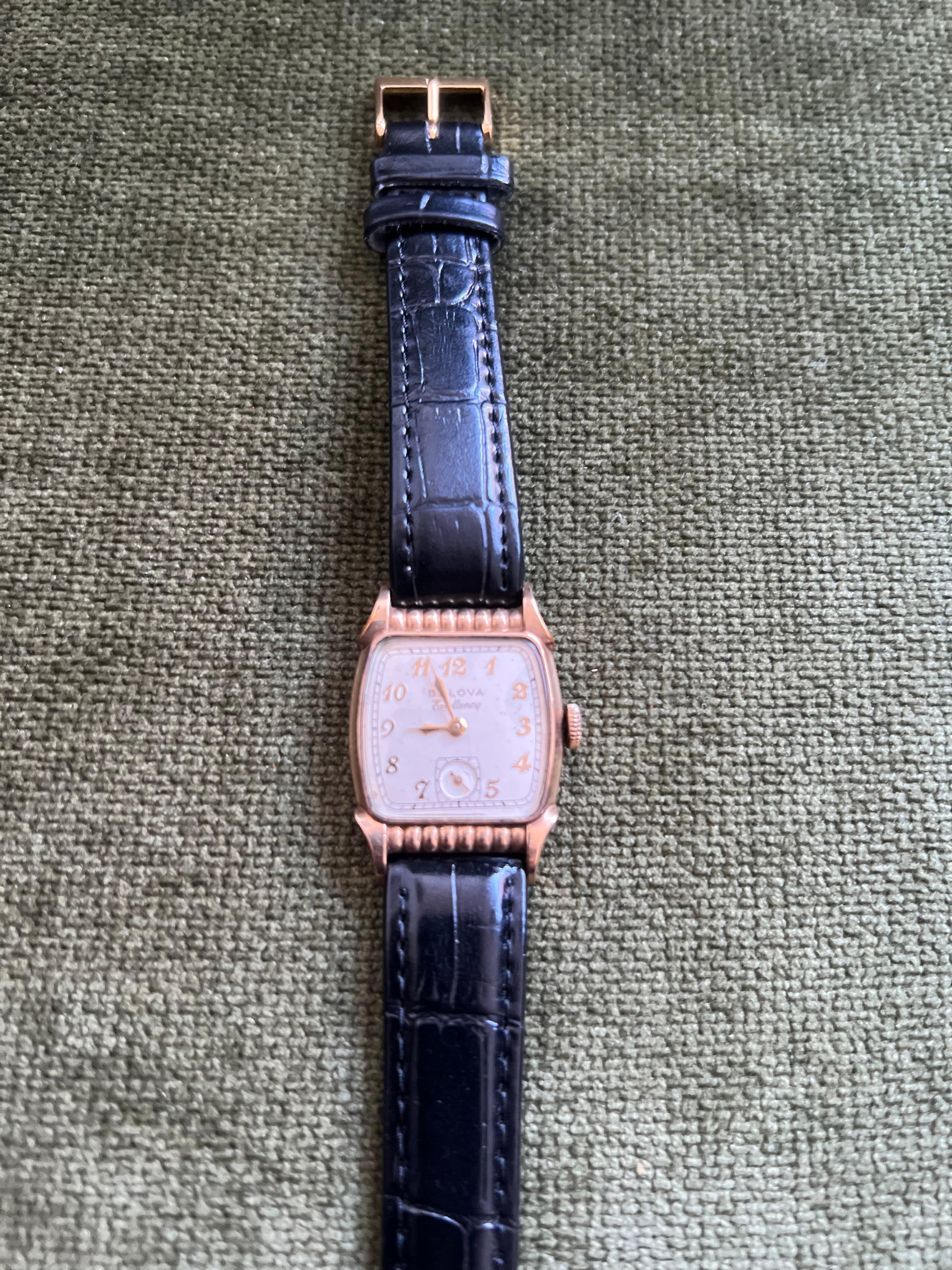 Bulova Excellency 2-Zifferblatt-Uhr aus 10k Gold mit neuem Lederarmband, ca. 1940er Jahre (Art déco) im Angebot