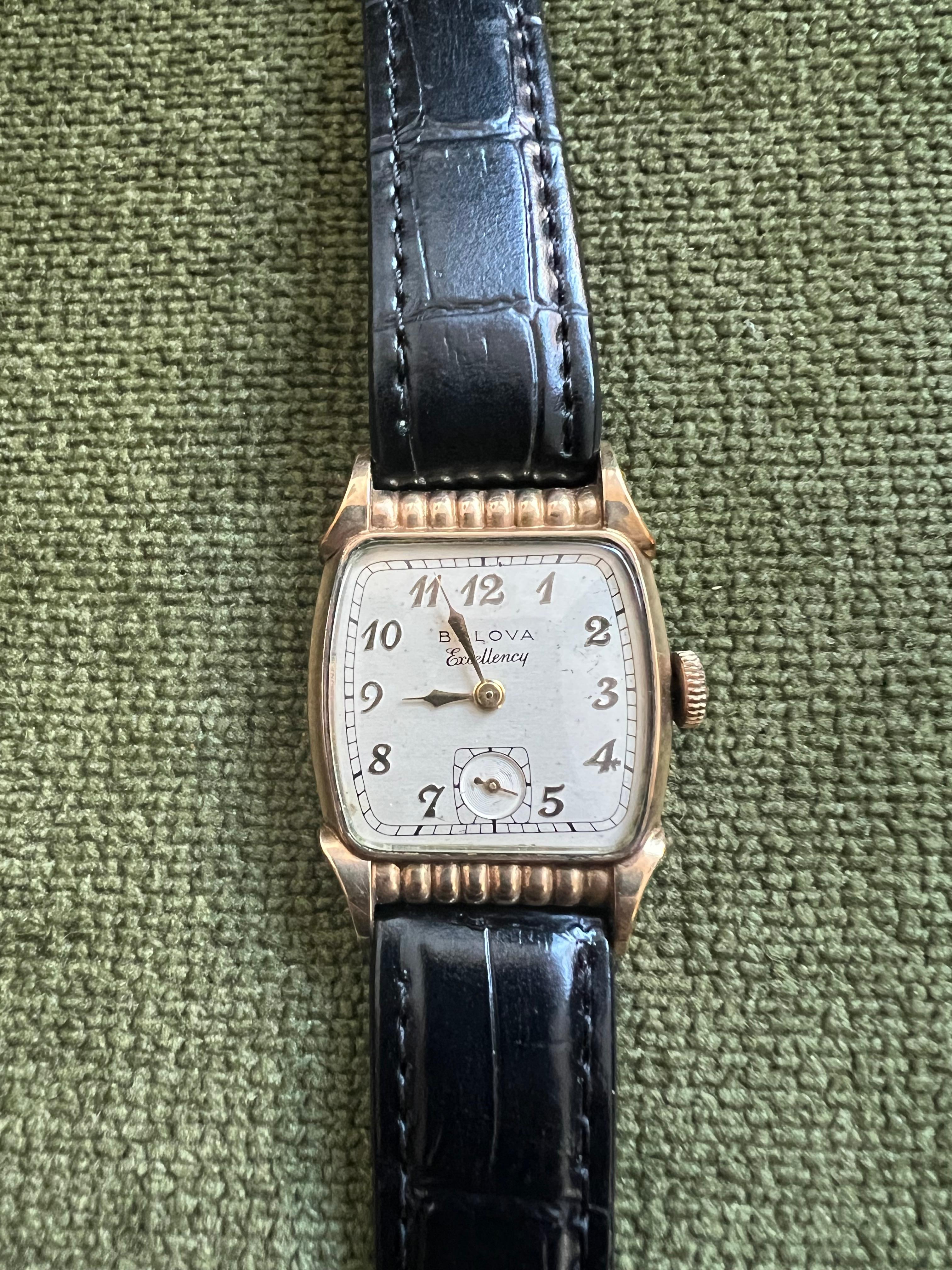 Bulova Excellency 2-Zifferblatt-Uhr aus 10k Gold mit neuem Lederarmband, ca. 1940er Jahre im Zustand „Gut“ im Angebot in New York, NY