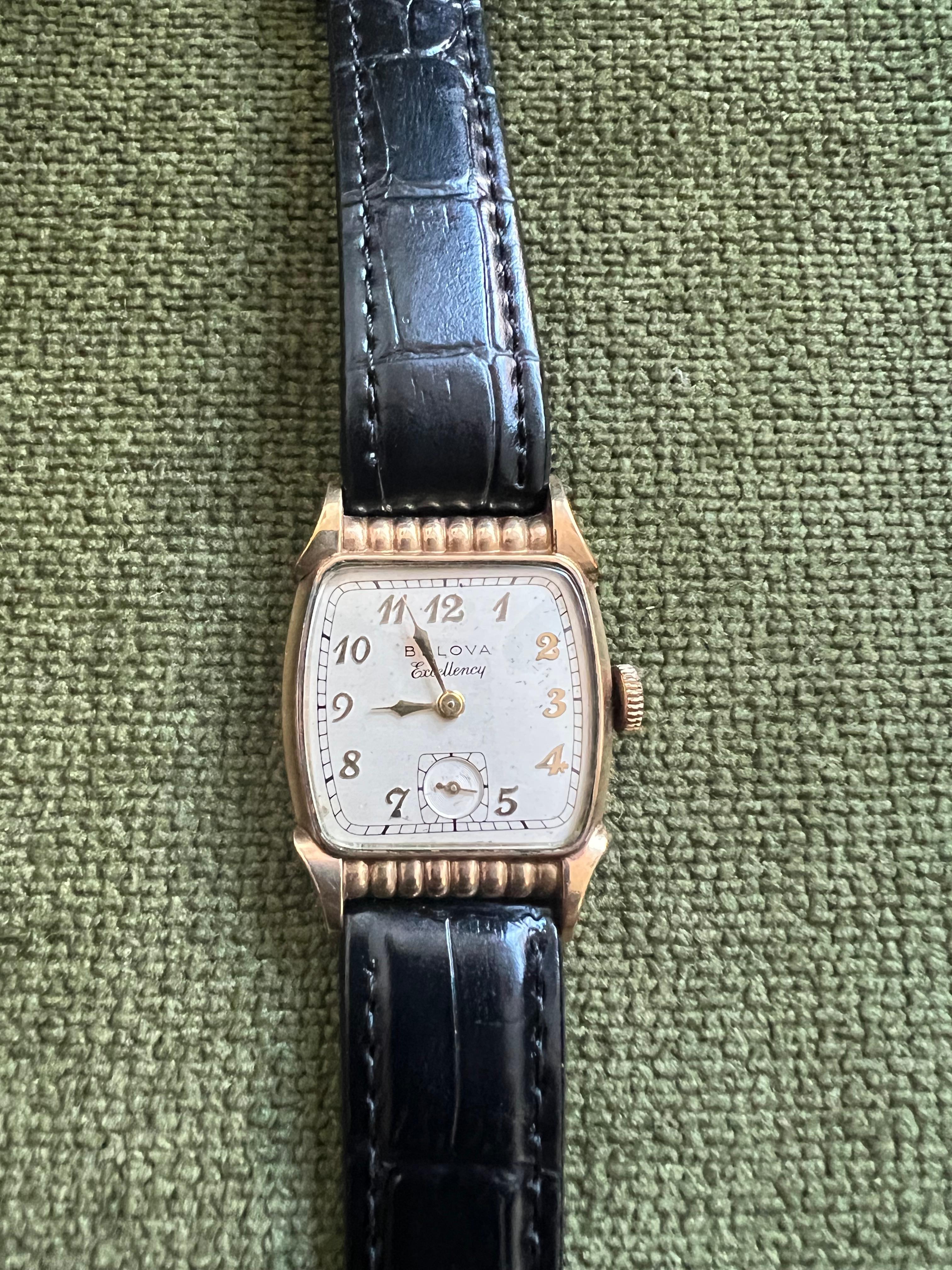 Bulova Excellency 2-Zifferblatt-Uhr aus 10k Gold mit neuem Lederarmband, ca. 1940er Jahre für Damen oder Herren im Angebot