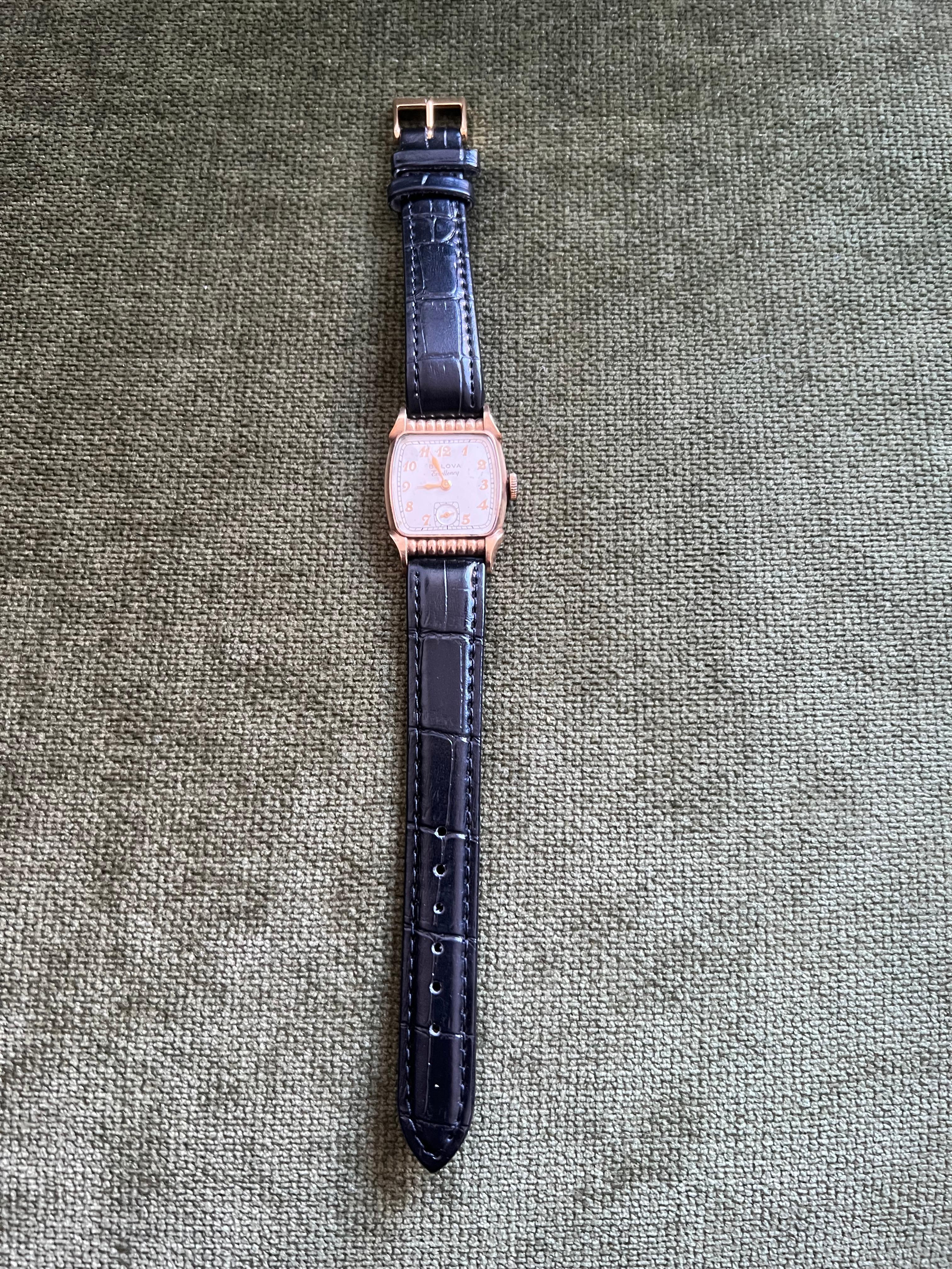 Bulova Excellency 2-Zifferblatt-Uhr aus 10k Gold mit neuem Lederarmband, ca. 1940er Jahre im Angebot 1